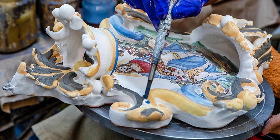 Decorazione di ceramiche Caltagirone fatti a mano con motivi tradizionali e colori vivaci.