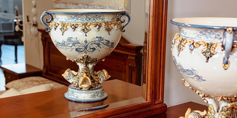 Vaso decorativo ceramiche Caltagirone fatti a mano su mobile in legno, stile artigianale Sofia