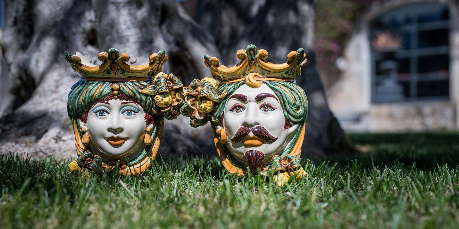 Teste di moro ceramiche Caltagirone fatti a mano con corona e fiori su prato