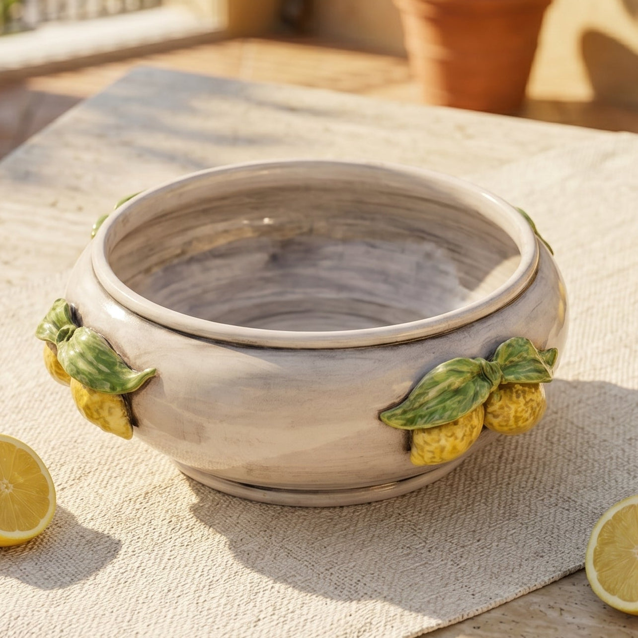 Centrotavola con Limoni Siciliani in Ceramica di Caltagirone Ø 25 cm — Madreperla