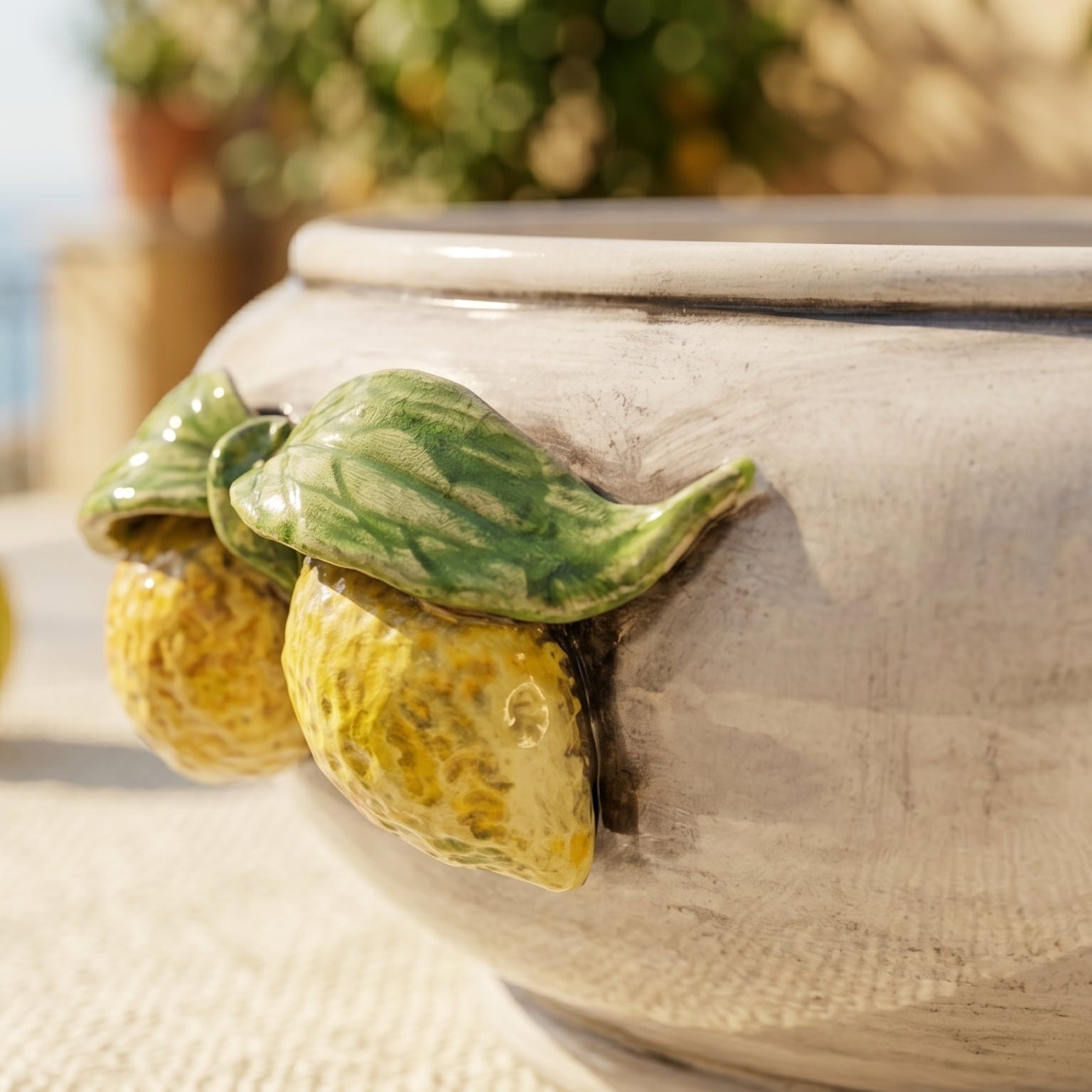 Centrotavola con Limoni Siciliani in Ceramica di Caltagirone Ø 25 cm — Madreperla