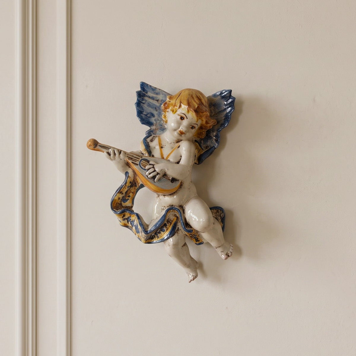 Angelo Musico con Mandolino in Ceramica di Caltagirone - Blu e Arancio