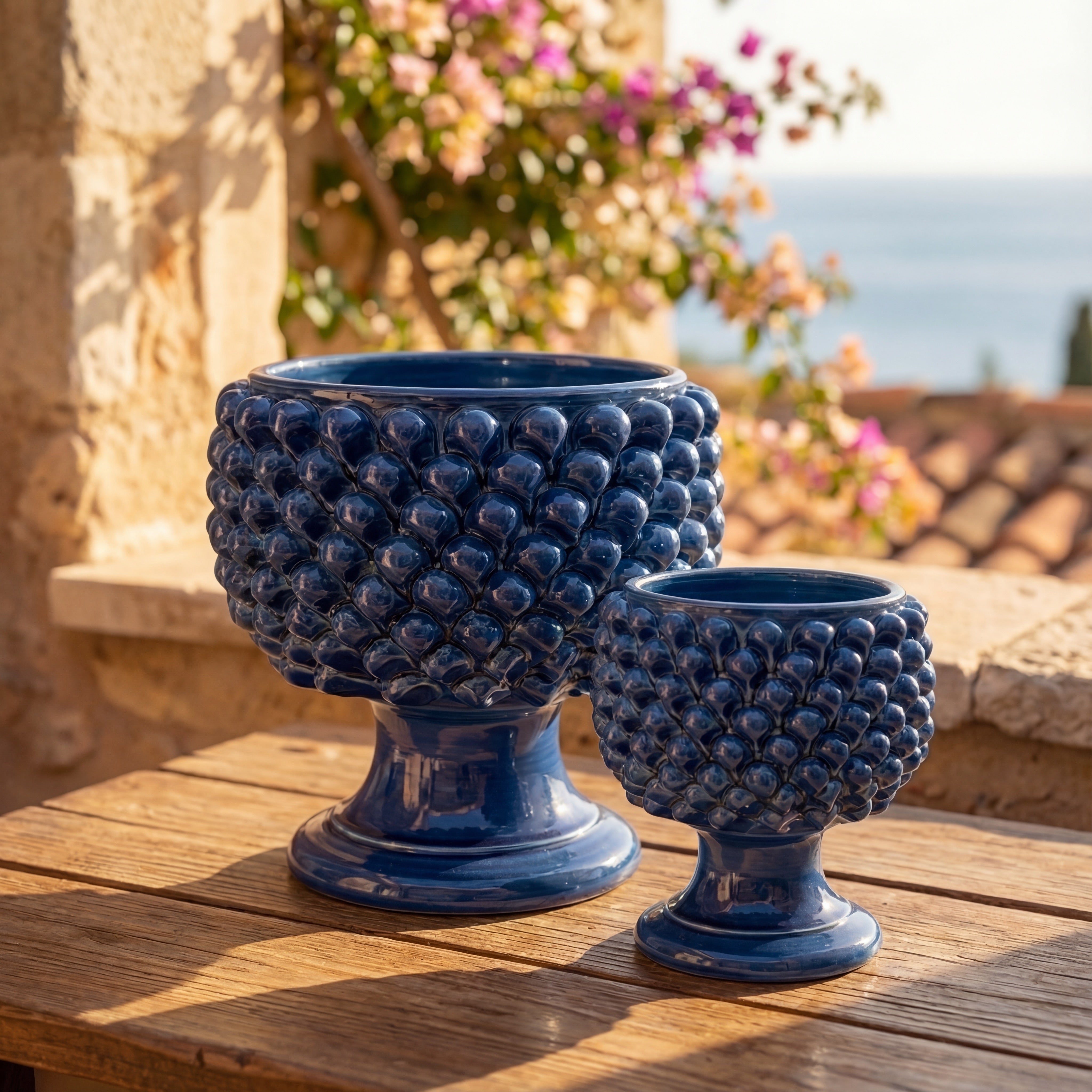 Vaso mezza pigna blu intenso in ceramica di Caltagirone