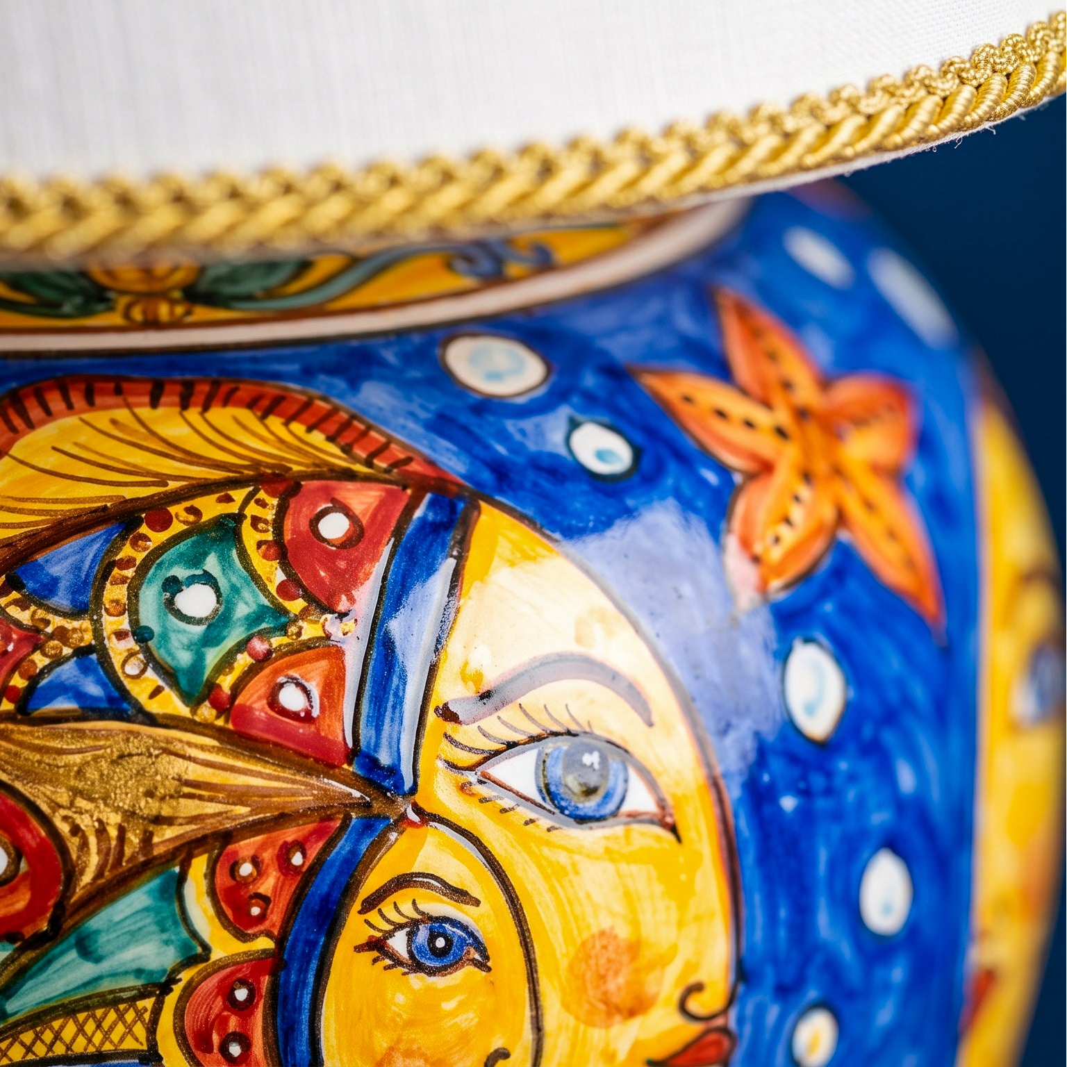 Lume Boccia con Perline in Ceramica di Caltagirone h 35 cm - Decoro Pesci, Fondo Blu
