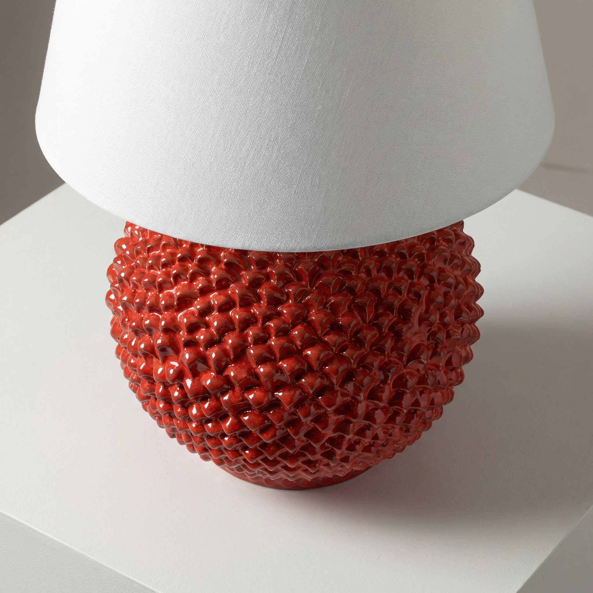 Lume palla a pigna in ceramica decoro Rosso Fuoco