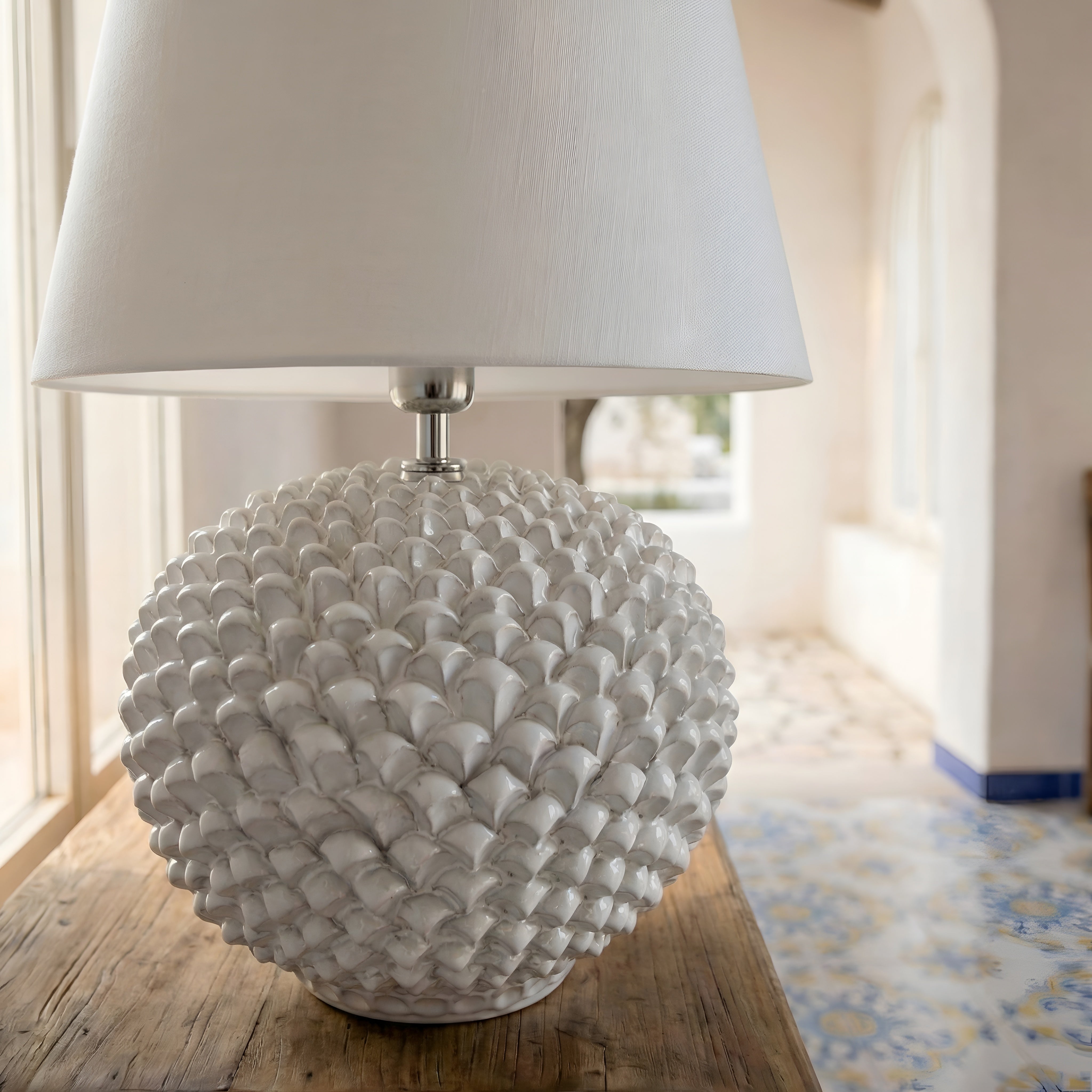 Italienische Keramiklampe, White Line – Sizilianische Keramiklampe aus Caltagirone