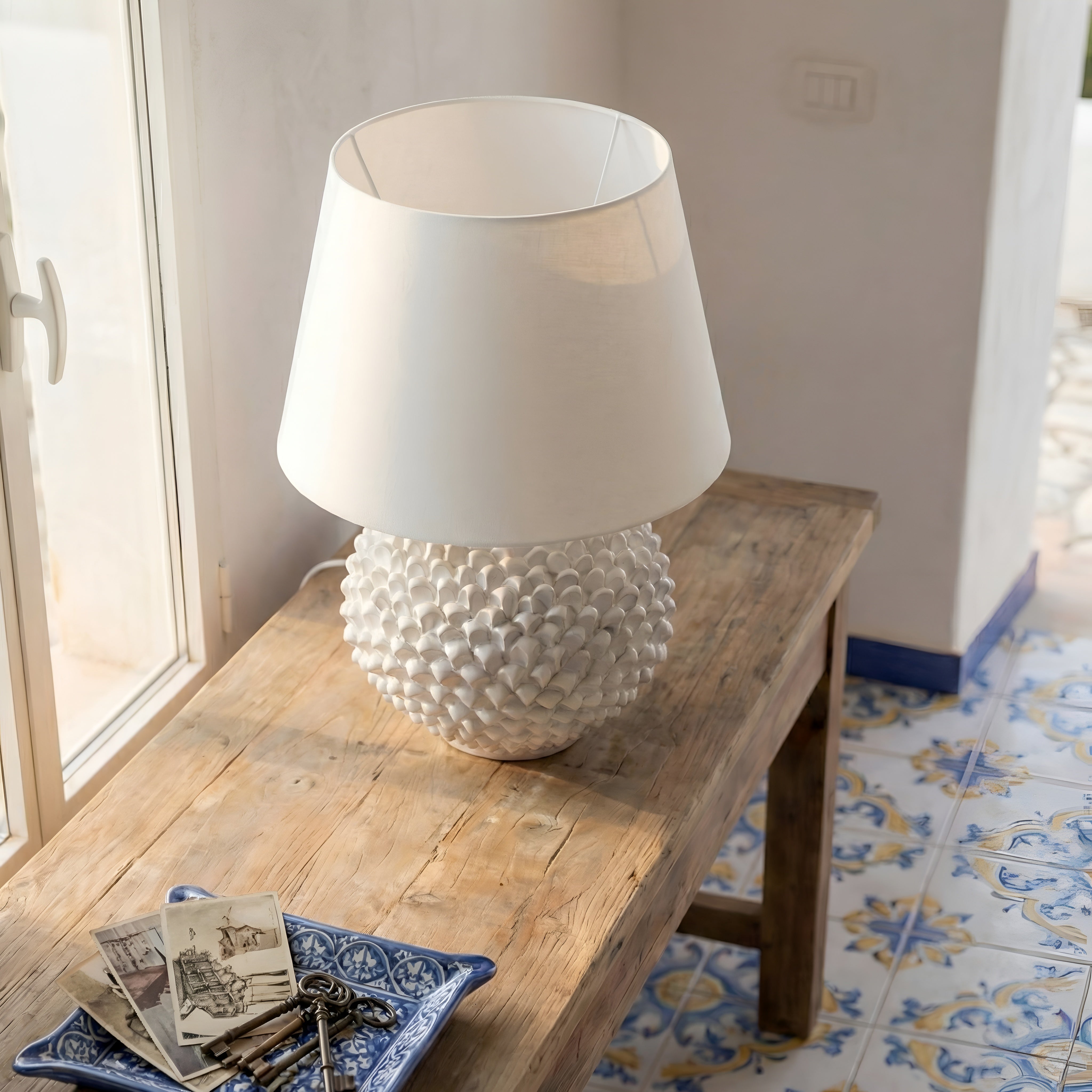 Italienische Keramiklampe, White Line – Sizilianische Keramiklampe aus Caltagirone