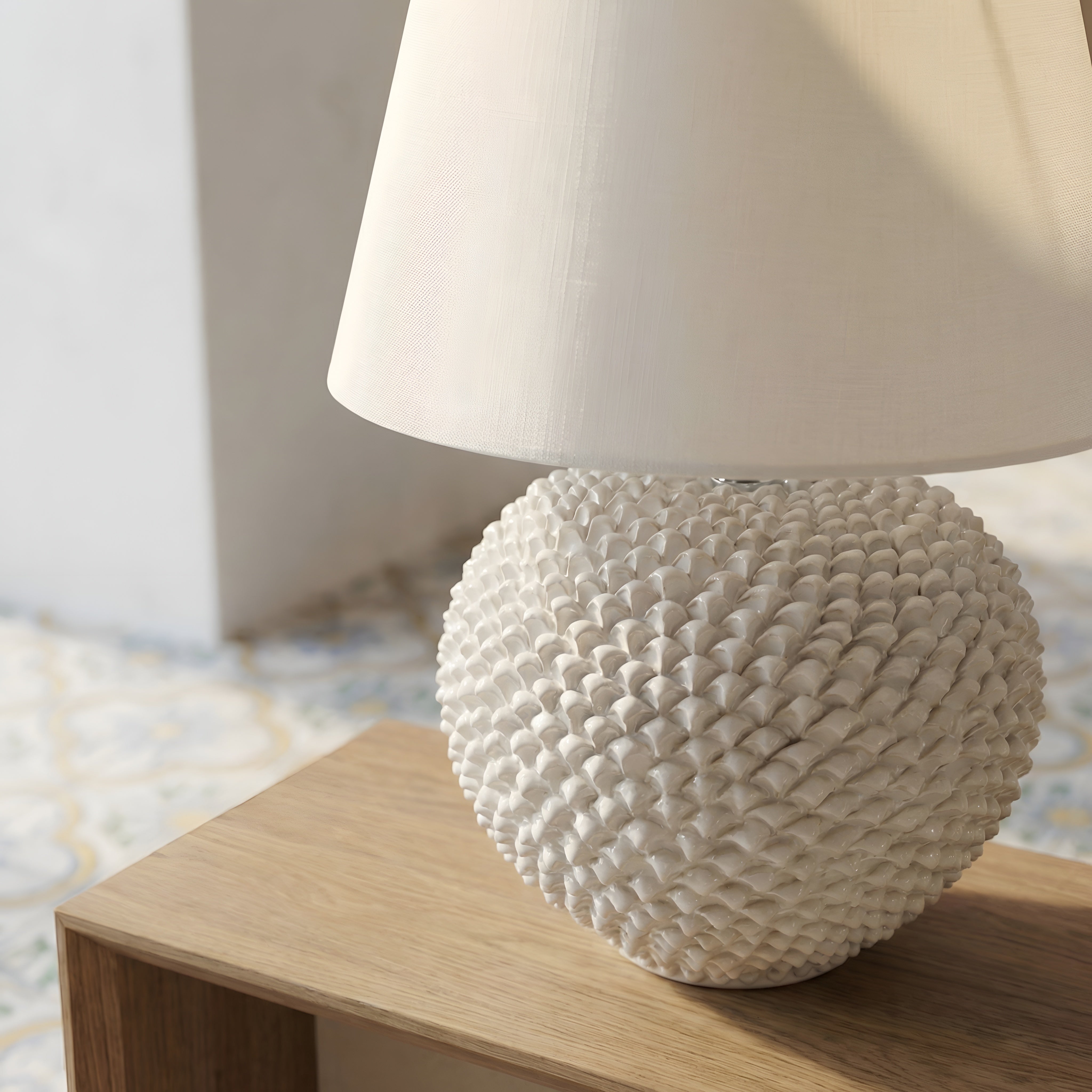 Italienische Keramiklampe, White Line – Sizilianische Keramiklampe aus Caltagirone
