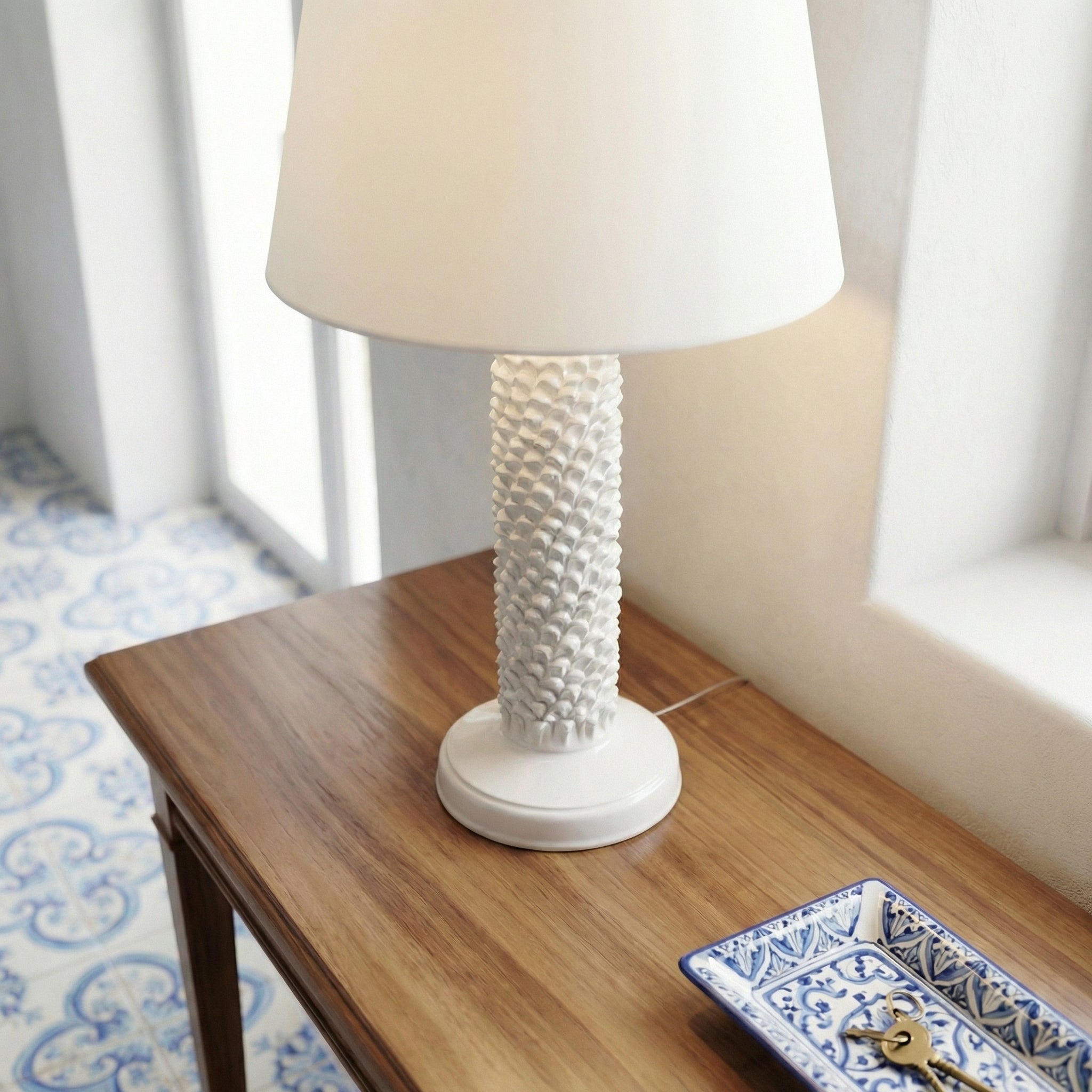 Lume pigna cilindro h 60 White Line in ceramica di Caltagirone