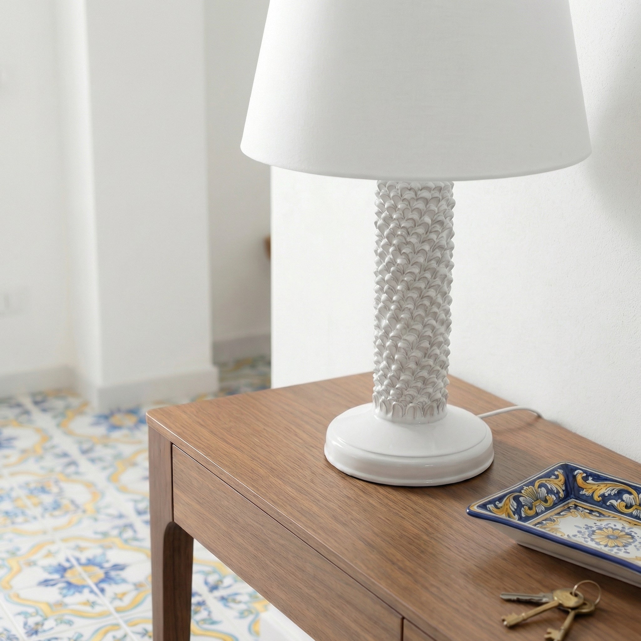 Lume pigna cilindro h 60 White Line in ceramica di Caltagirone