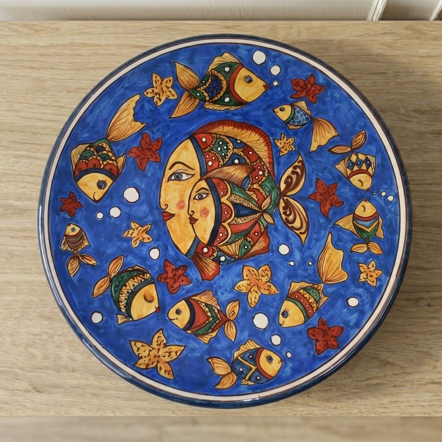 Piatto Ornamentale in Ceramica di Caltagirone — Decoro Pesci, Fondo Blu