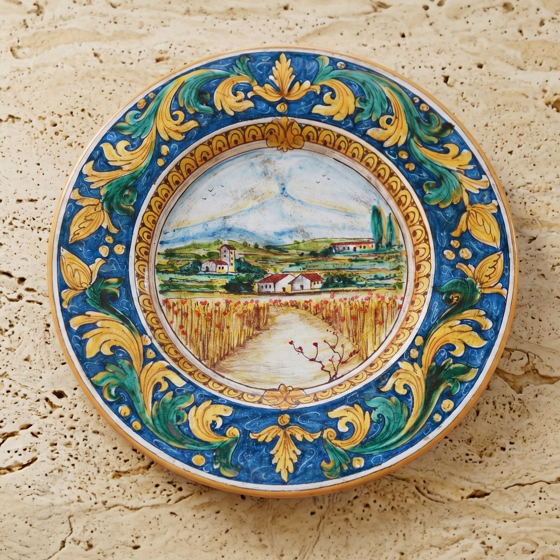 Piatto Cappello Prete in Ceramica di Caltagirone — Paesaggio Etna con Frumento, Ornato Calatino