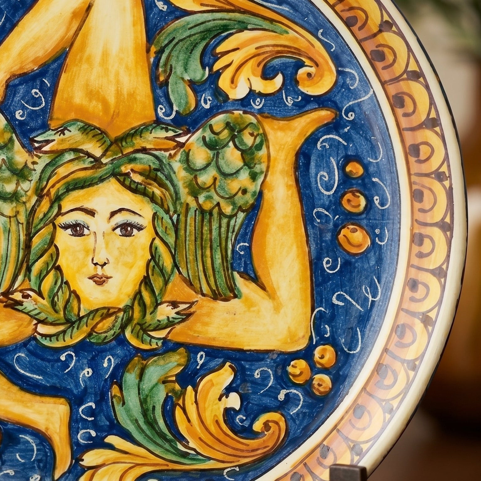 Piatto Trinacria in Ceramica di Caltagirone — Ornato Calatino