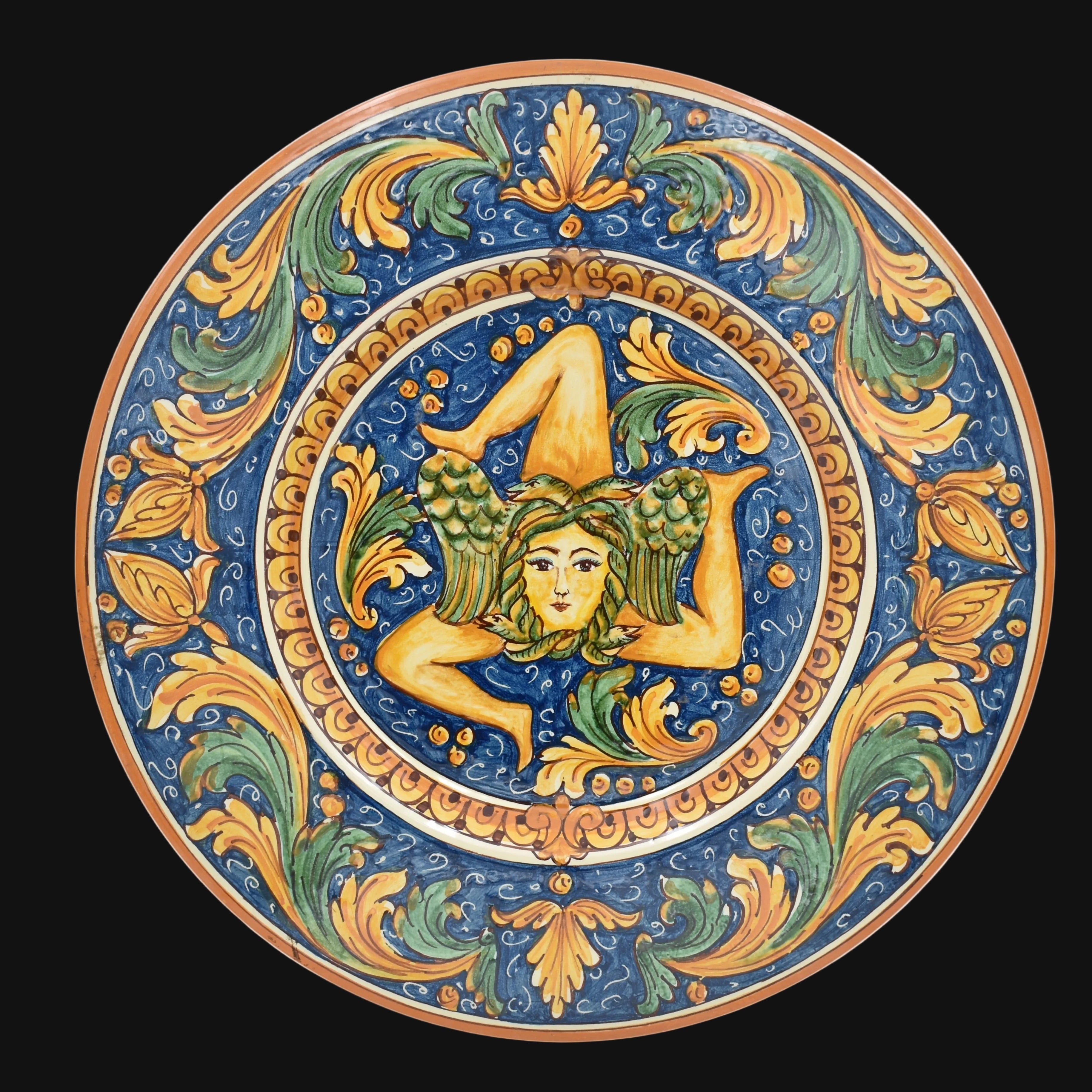 Piatto Trinacria in Ceramica di Caltagirone — Ornato Calatino