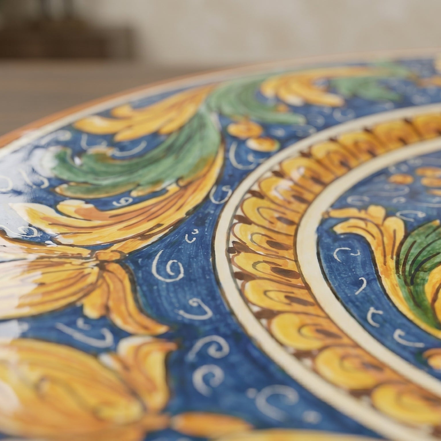 Piatto Trinacria in Ceramica di Caltagirone — Ornato Calatino