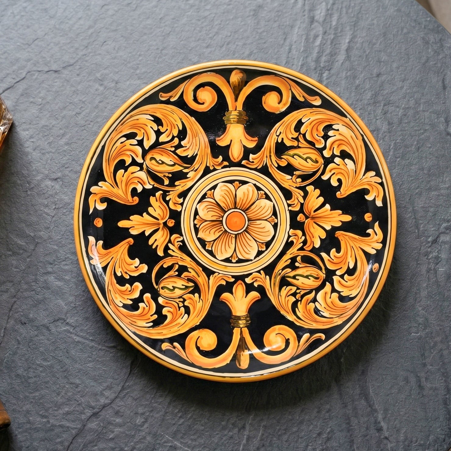 Piatto Ornamentale in Ceramica di Caltagirone - Ornato Fondo Nero