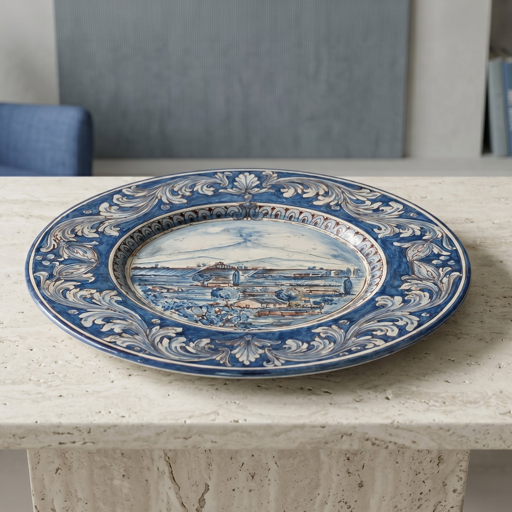 Piatto Cappello Prete in Ceramica di Caltagirone — Paesaggio Etna, Mono Blu