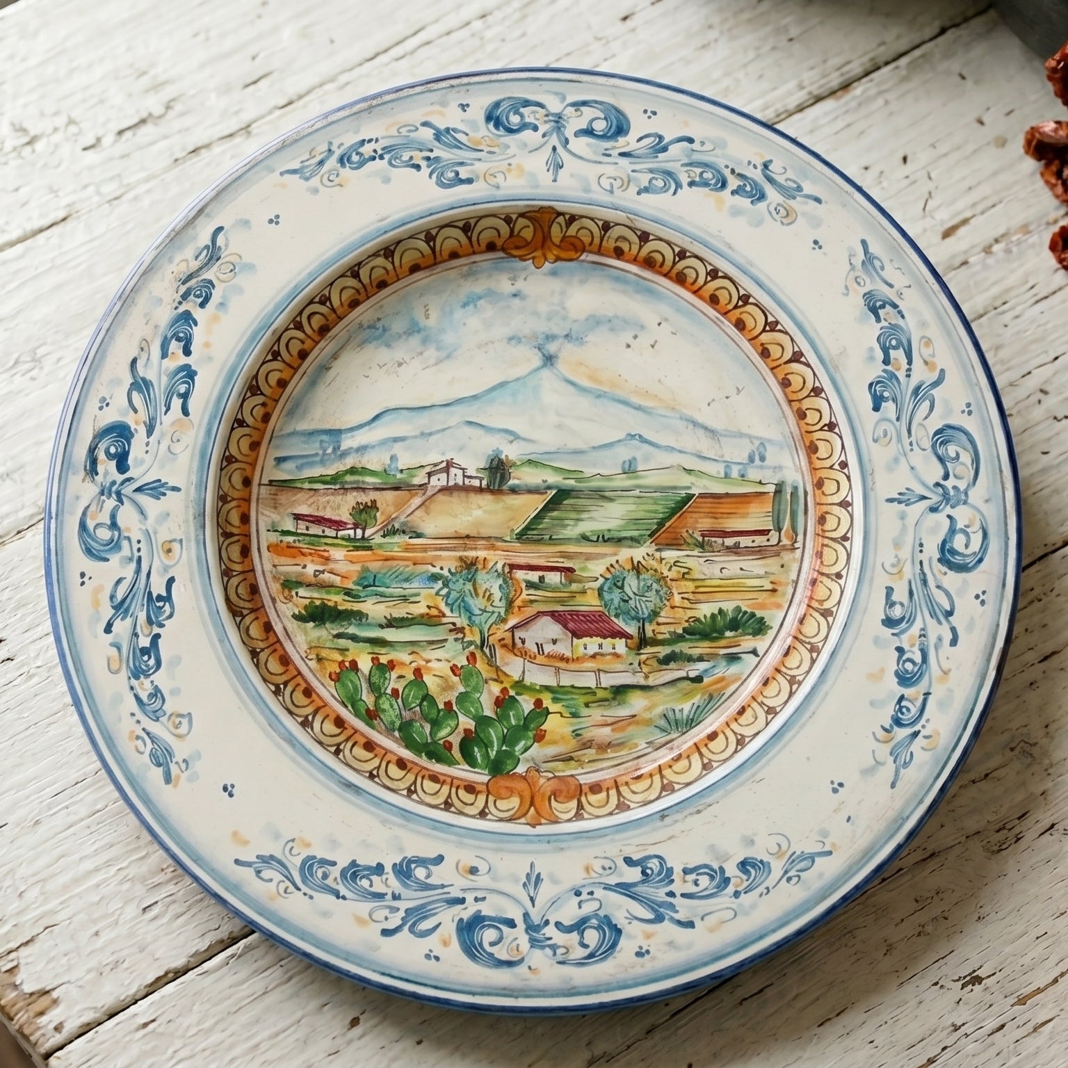 Piatto Cappello Prete in Ceramica di Caltagirone — Con Paesaggio Etna, Serie d'arte in Blu e Arancio