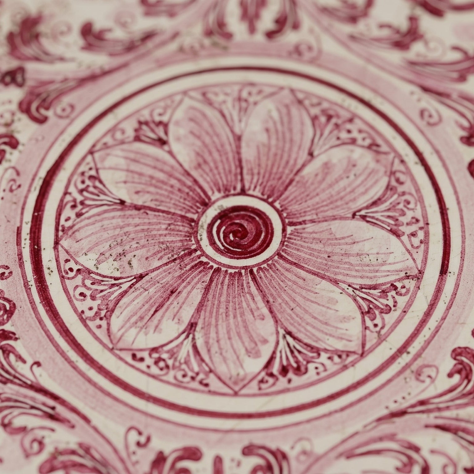 Piatto Ornamentale in Ceramica di Caltagirone - Mono Bordeaux, Serie d'Arte