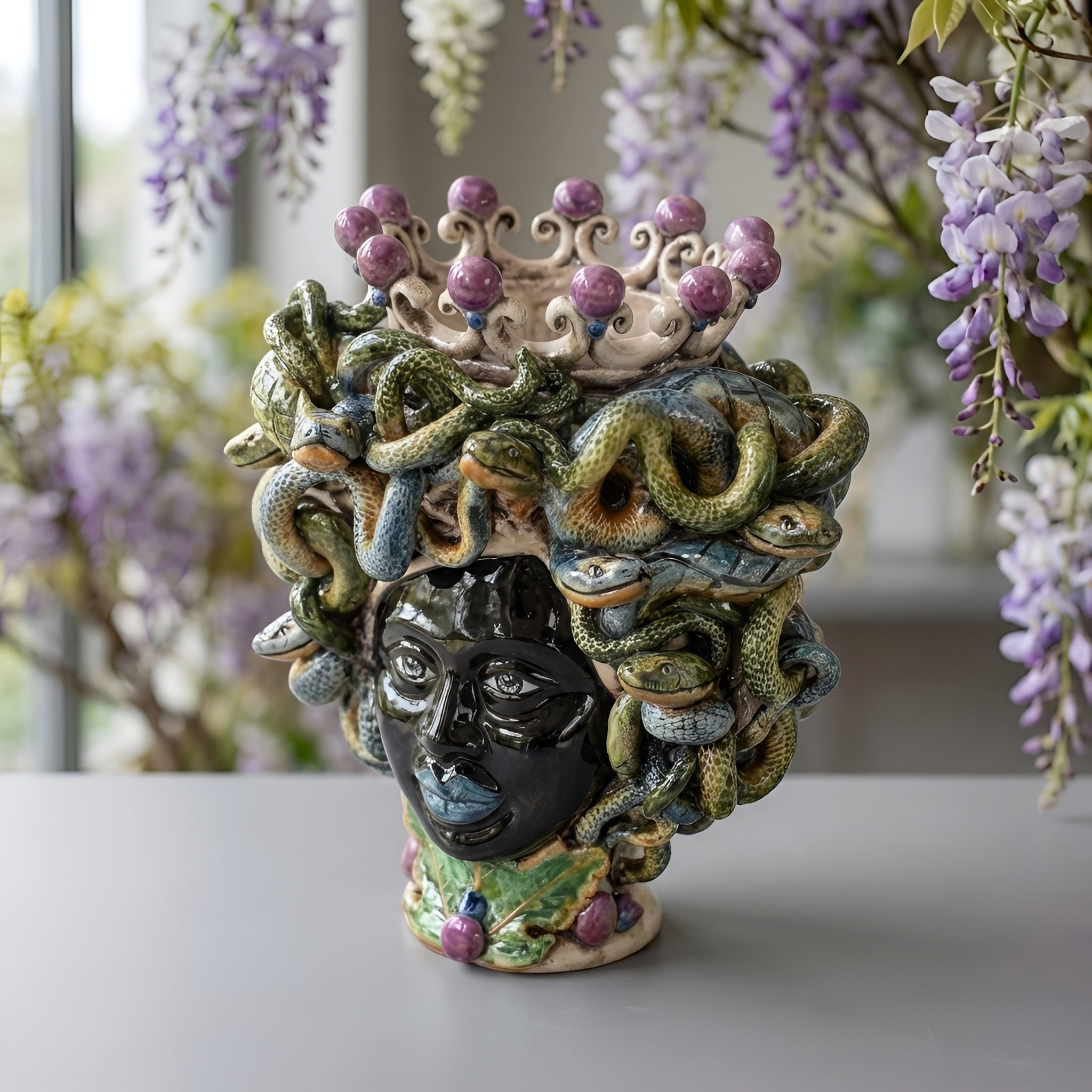 Testa Medusa h 20 cm — Lustro Glicine | Ceramica Caltagirone