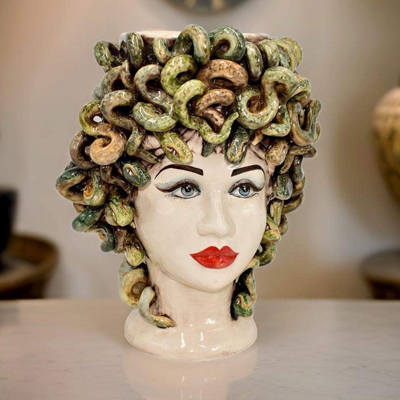 Testa Medusa h 42 madreperla colorato labbra rosse