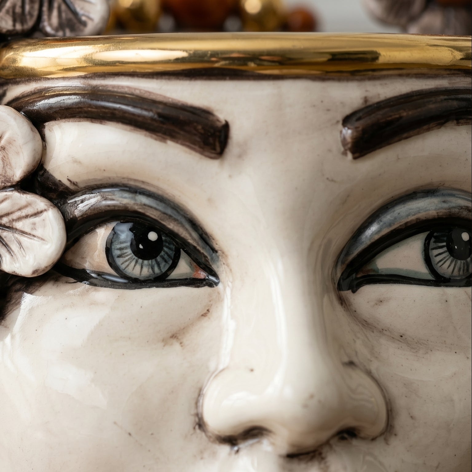 Testa h 20 c/fiori c/espressione madreperla oro e lustri femmina