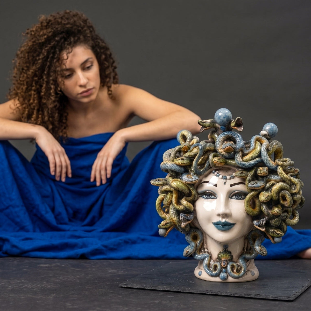 Testa Medusa h 30 cm - Madreperla Antichizzato, Perline Blu | Ceramica Caltagirone