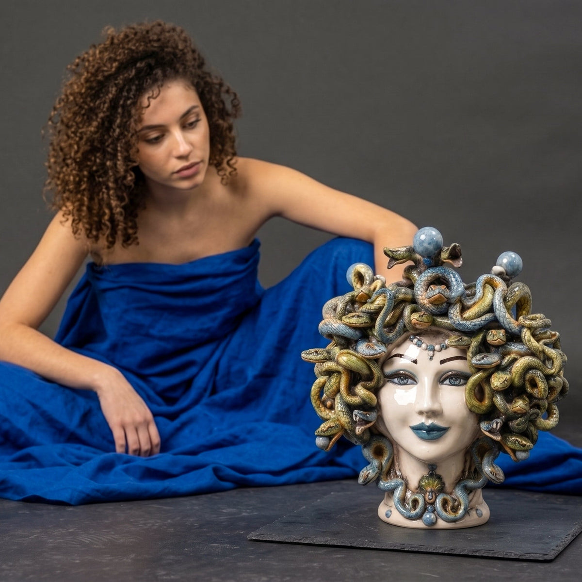 Testa Medusa h 30 cm - Madreperla Antichizzato, Perline Blu | Ceramica Caltagirone