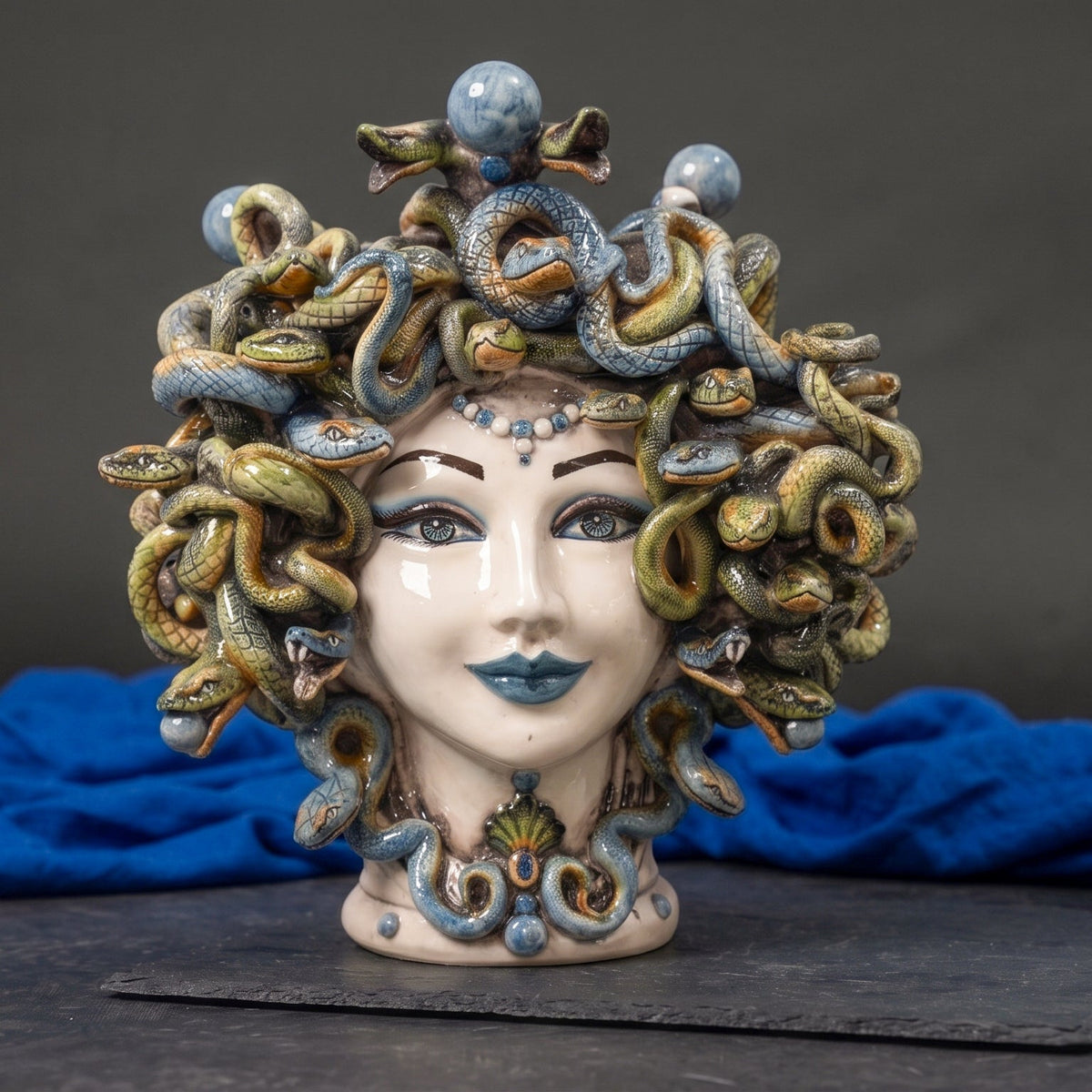 Testa Medusa h 30 cm - Madreperla Antichizzato, Perline Blu | Ceramica Caltagirone