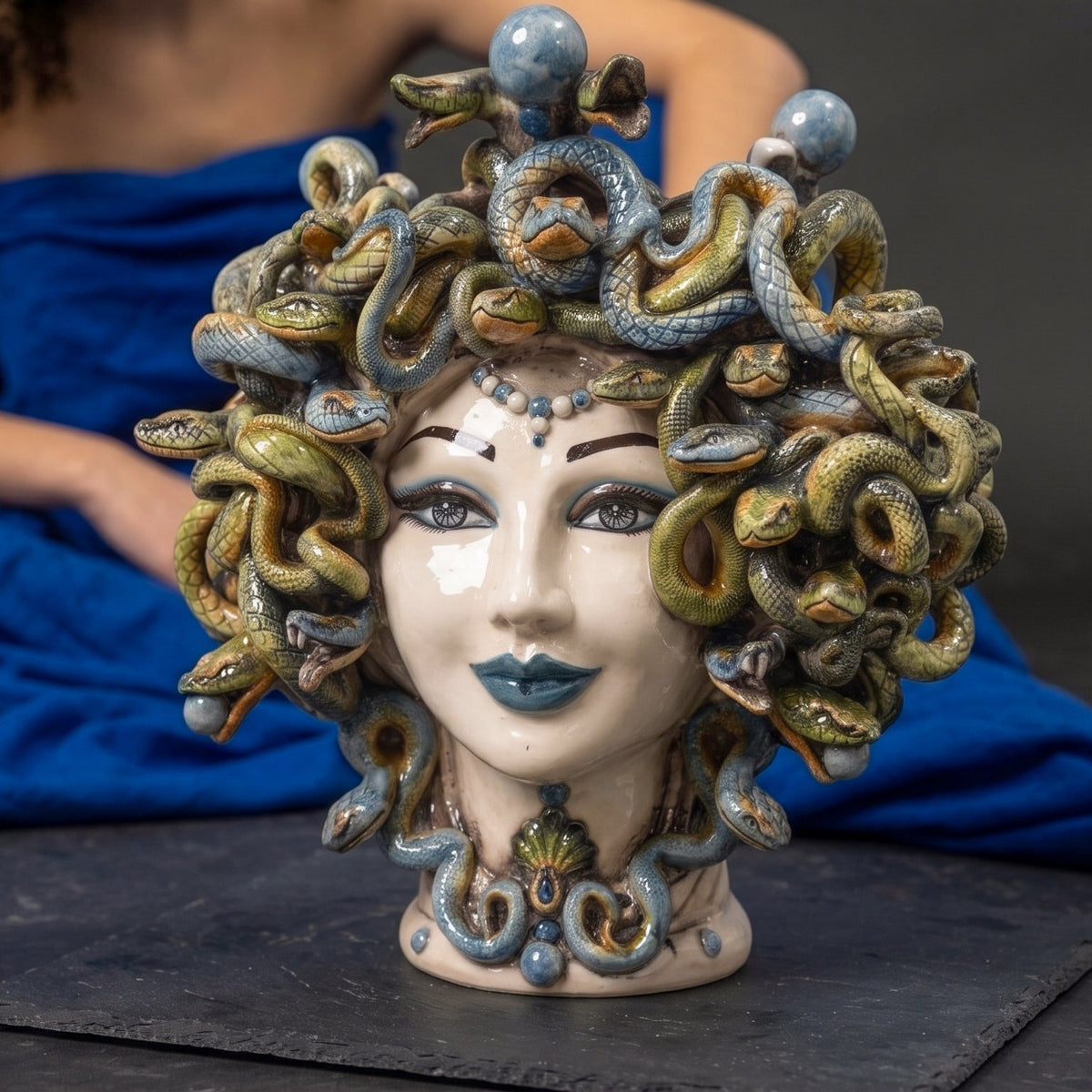 Testa Medusa h 30 cm - Madreperla Antichizzato, Perline Blu | Ceramica Caltagirone