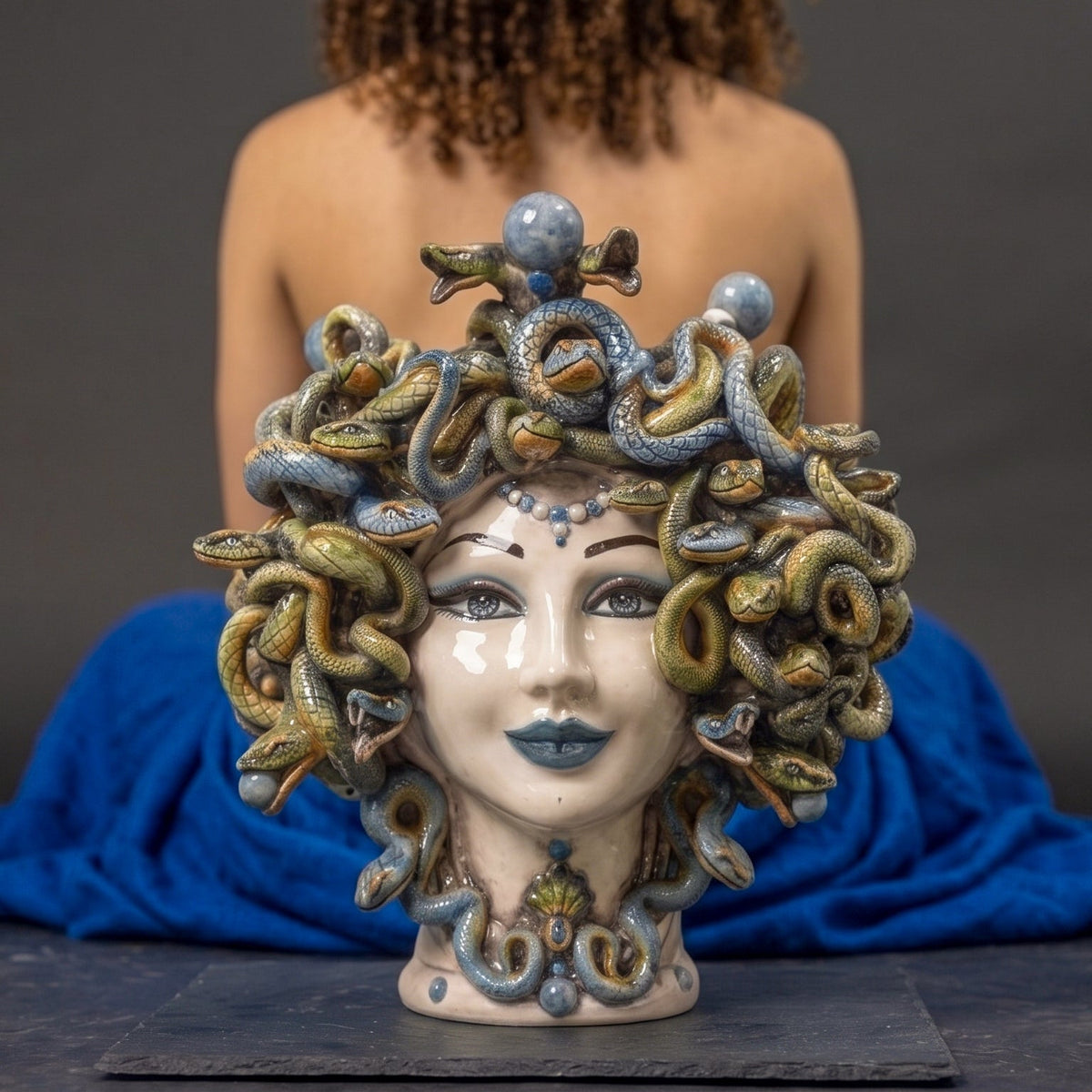 Testa Medusa h 30 cm - Madreperla Antichizzato, Perline Blu | Ceramica Caltagirone