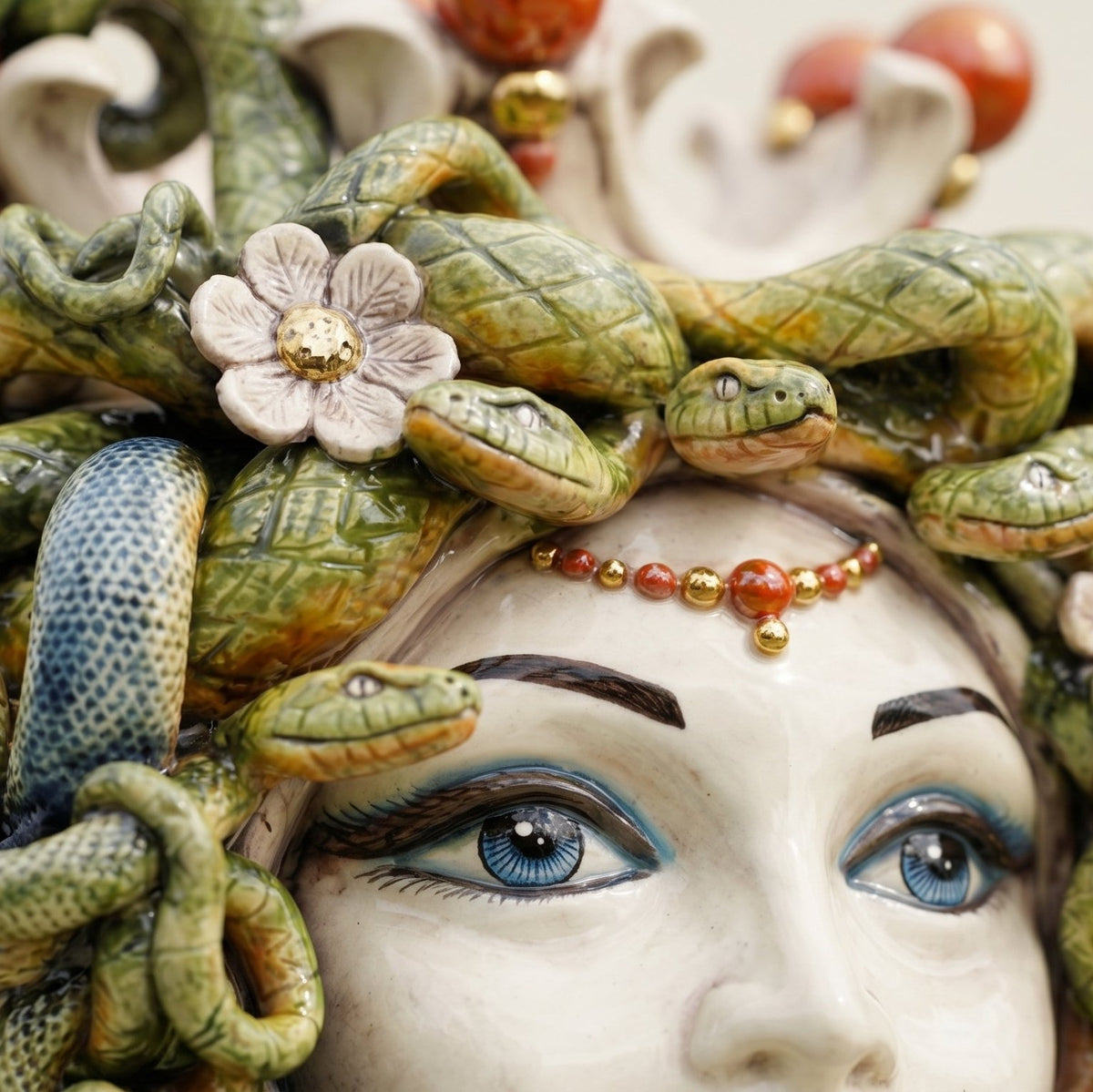 Testa Medusa con fiori h 38 cm - Madreperla Antichizzato Oro e Lustri | Ceramica Caltagirone
