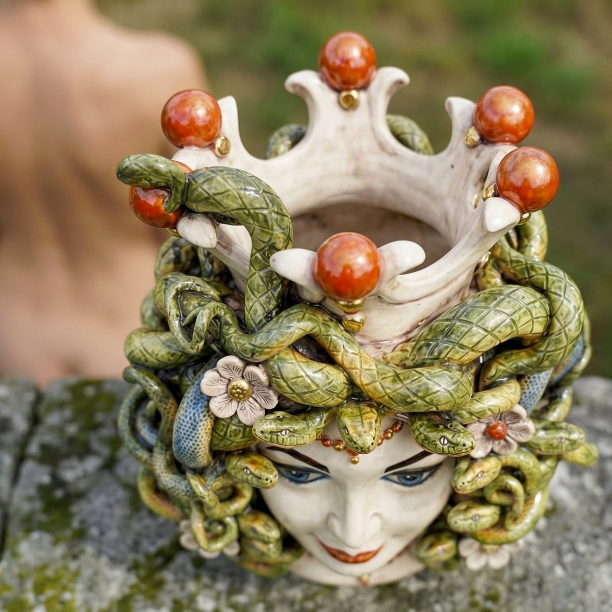 Testa Medusa con fiori h 38 cm - Madreperla Antichizzato Oro e Lustri | Ceramica Caltagirone