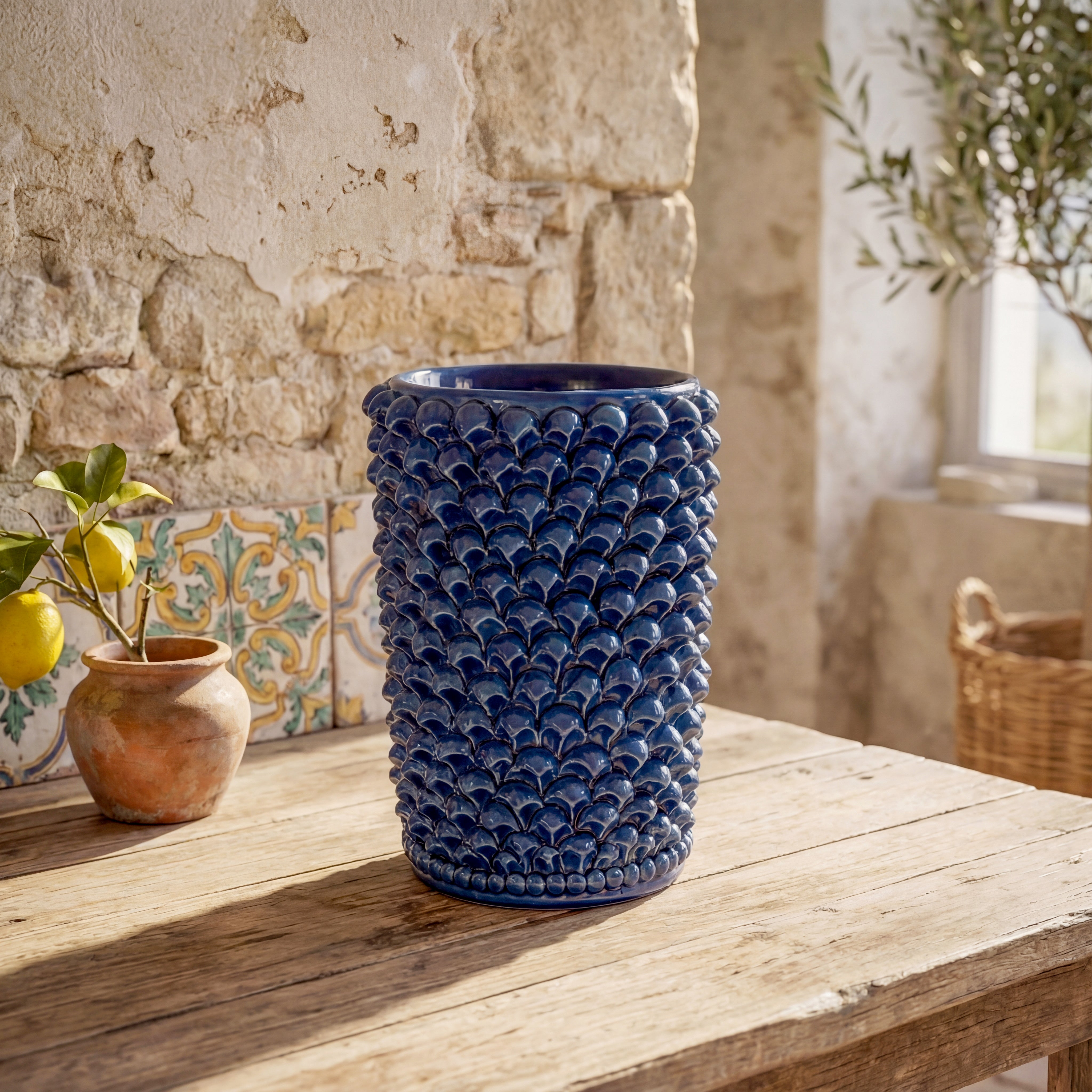 Vaso cilindro pigna di Caltagirone modellata a mano altezza 25 cm in blu intenso
