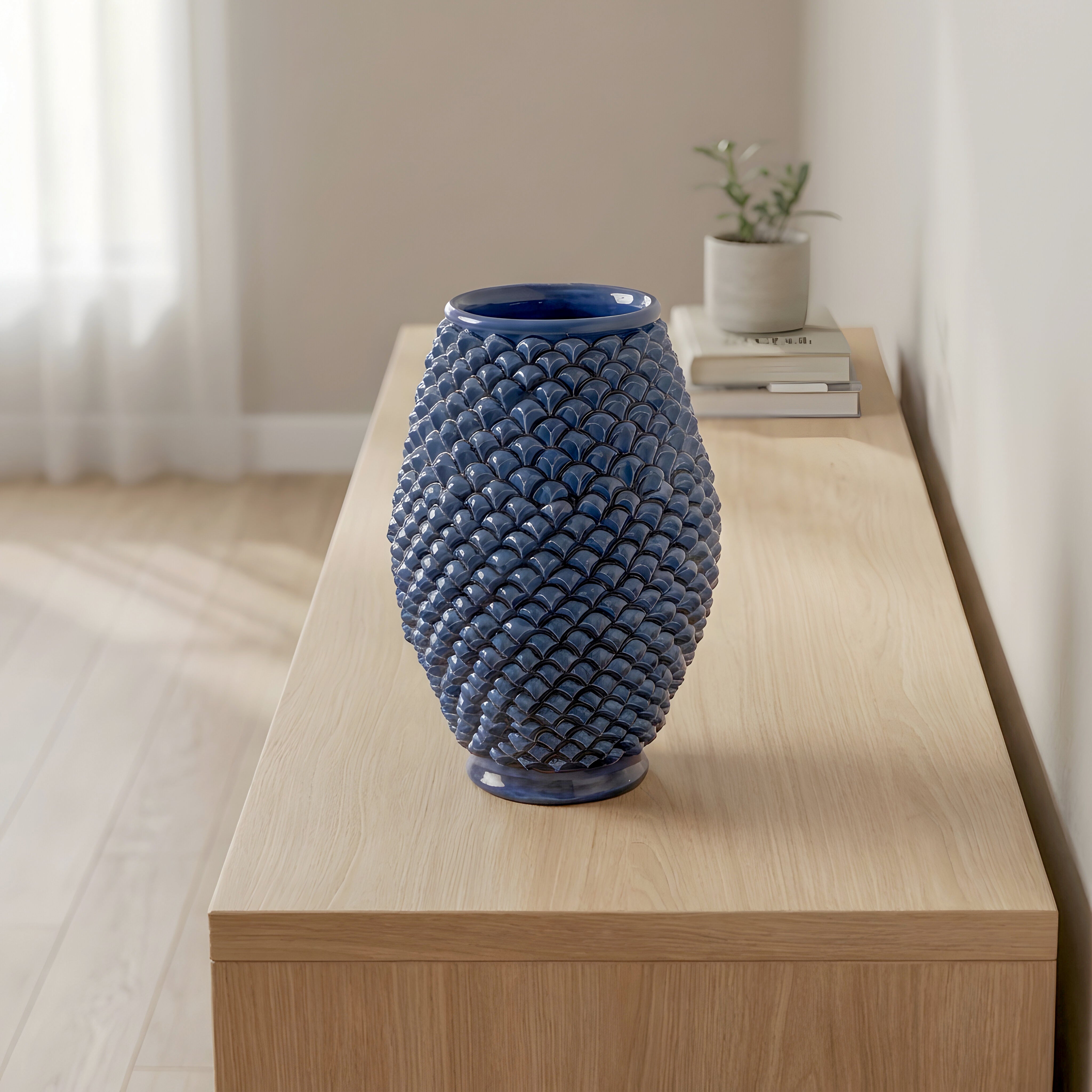 Vaso pigna di Caltagirone modellata a mano altezza 25 cm in blu intenso