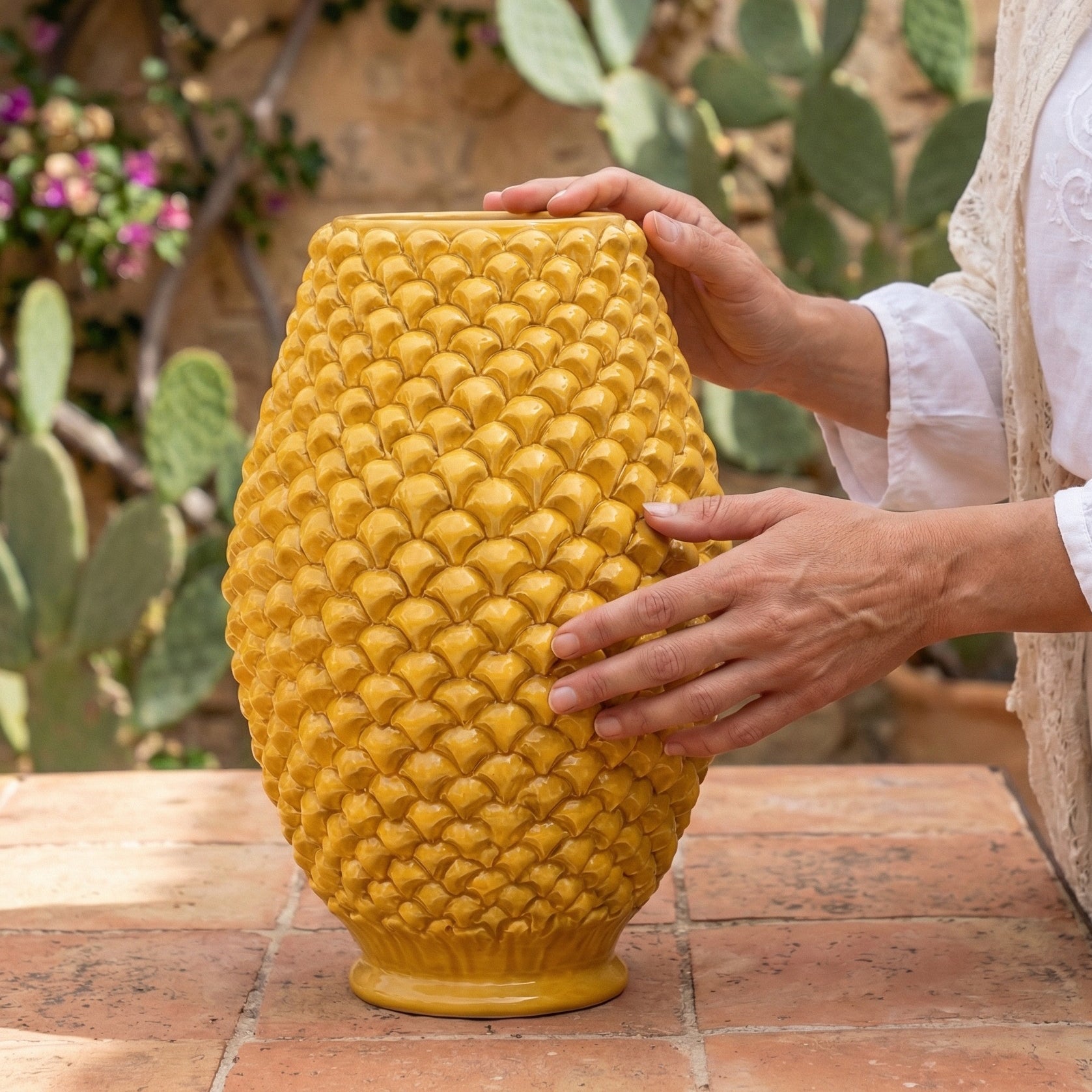 Vaso pigna panciuto senape artigianale in ceramica di Caltagirone modellata a mano