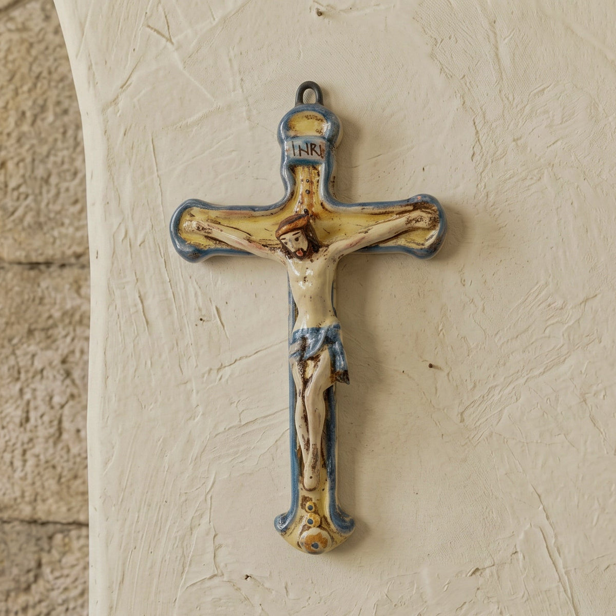 Crocifisso in Ceramica di Caltagirone 10×15 cm - Blu e Arancio