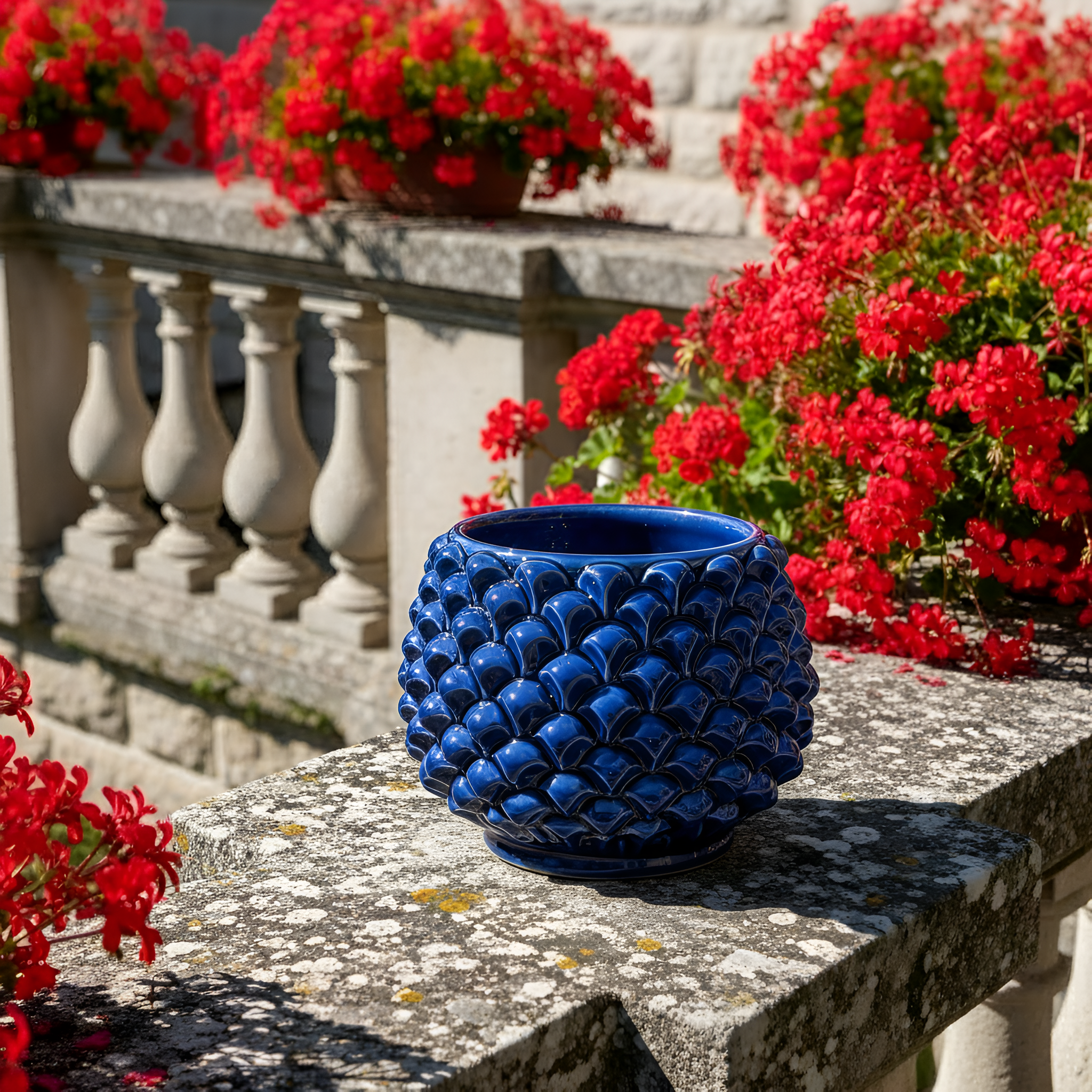 Vaso mezza pigna s/piede blu intenso in ceramica di Caltagirone