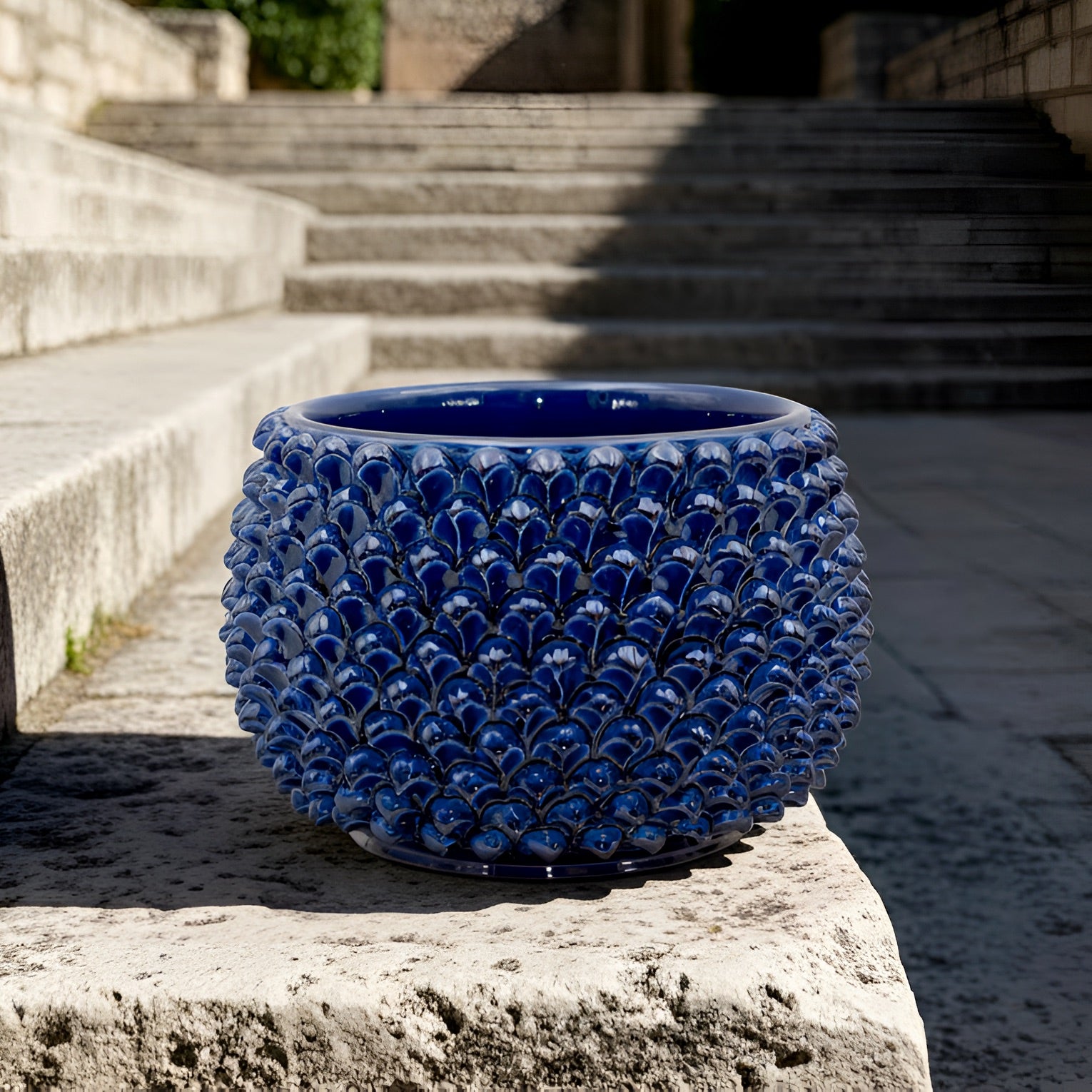 Vaso mezza pigna s/piede blu intenso in ceramica di Caltagirone