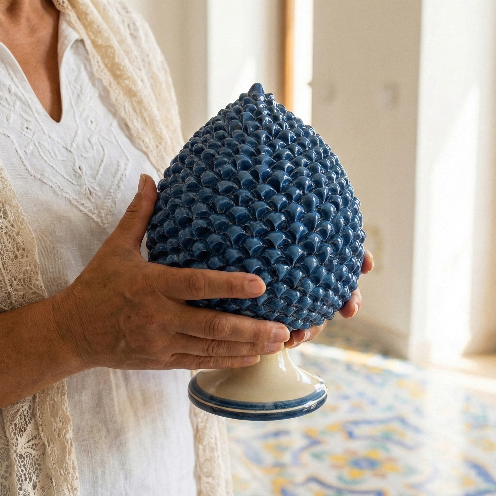 Pigna artigianale di Caltagirone modellata a mano altezza 15/40 mono blu
