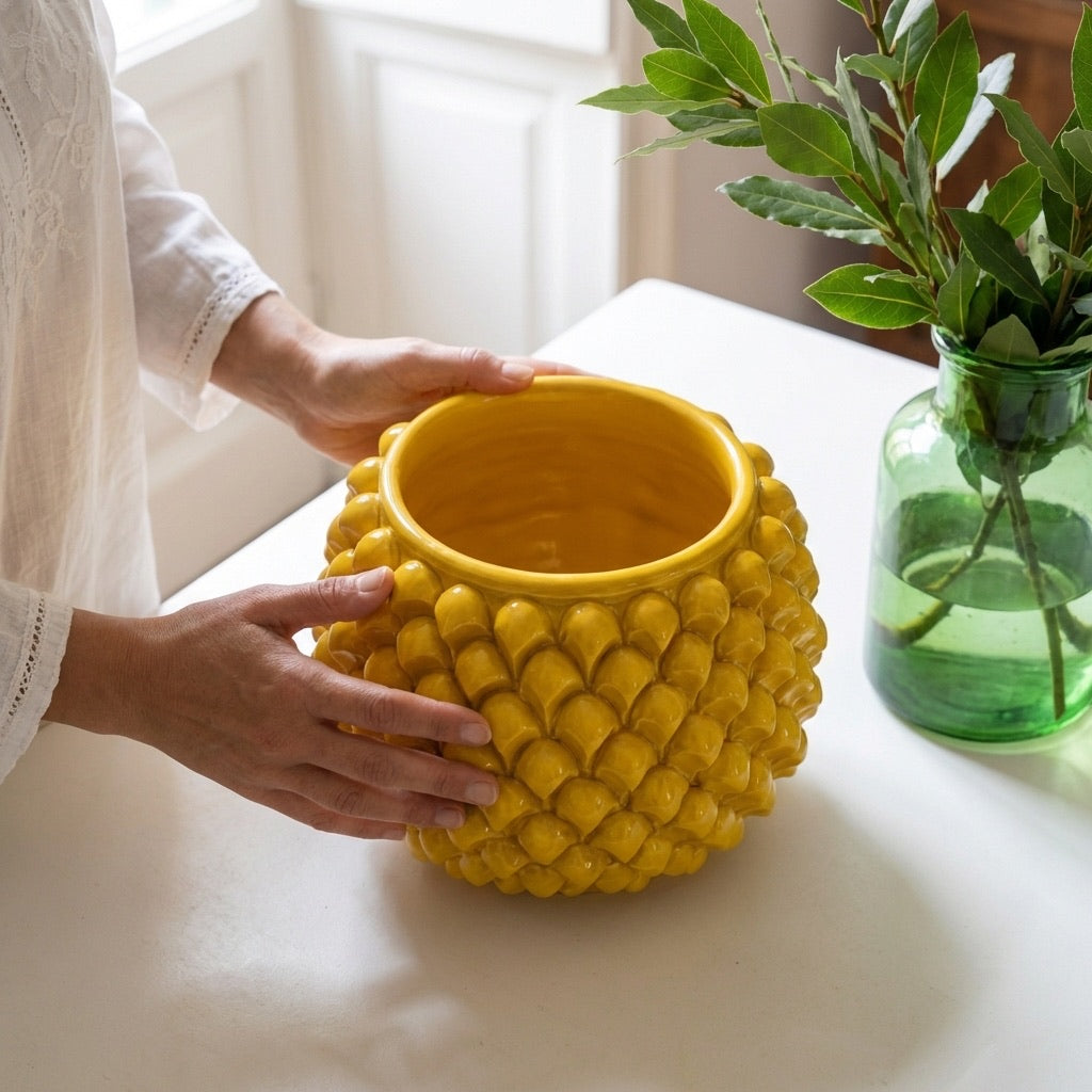 Vaso mezza pigna s/piede senape in ceramica di Caltagirone