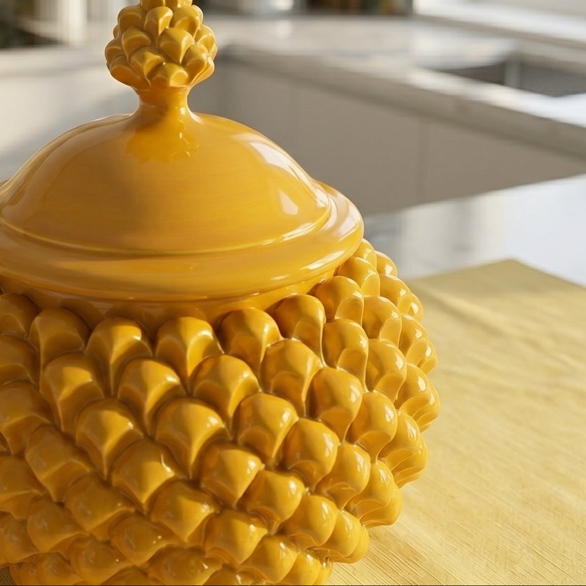 Pinienzapfen-Keksdose Biscottiera Ø 20 cm, Senf – Sizilianische Tradition aus Caltagirone
