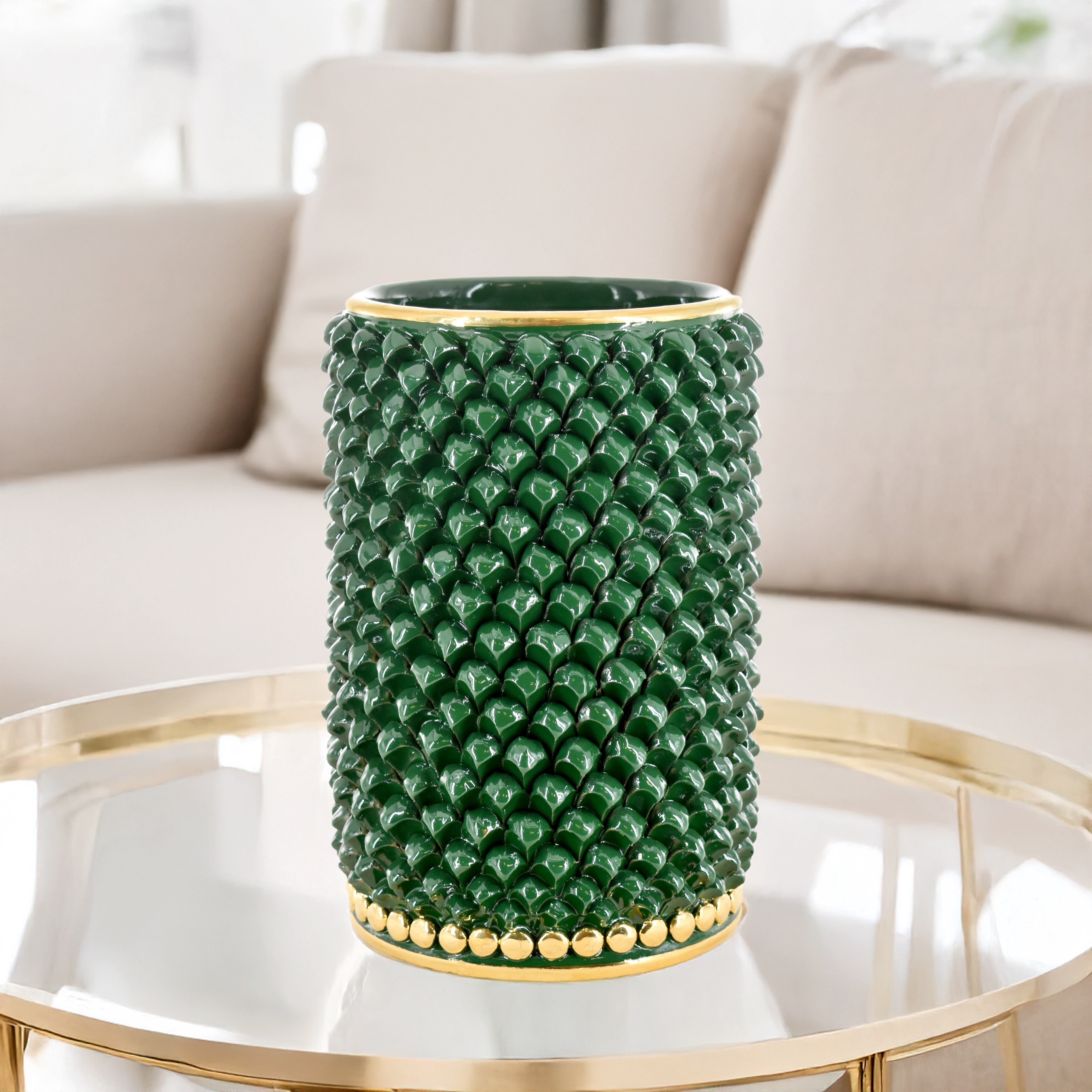 Vaso cilindro pigna modellata a mano in verde e oro