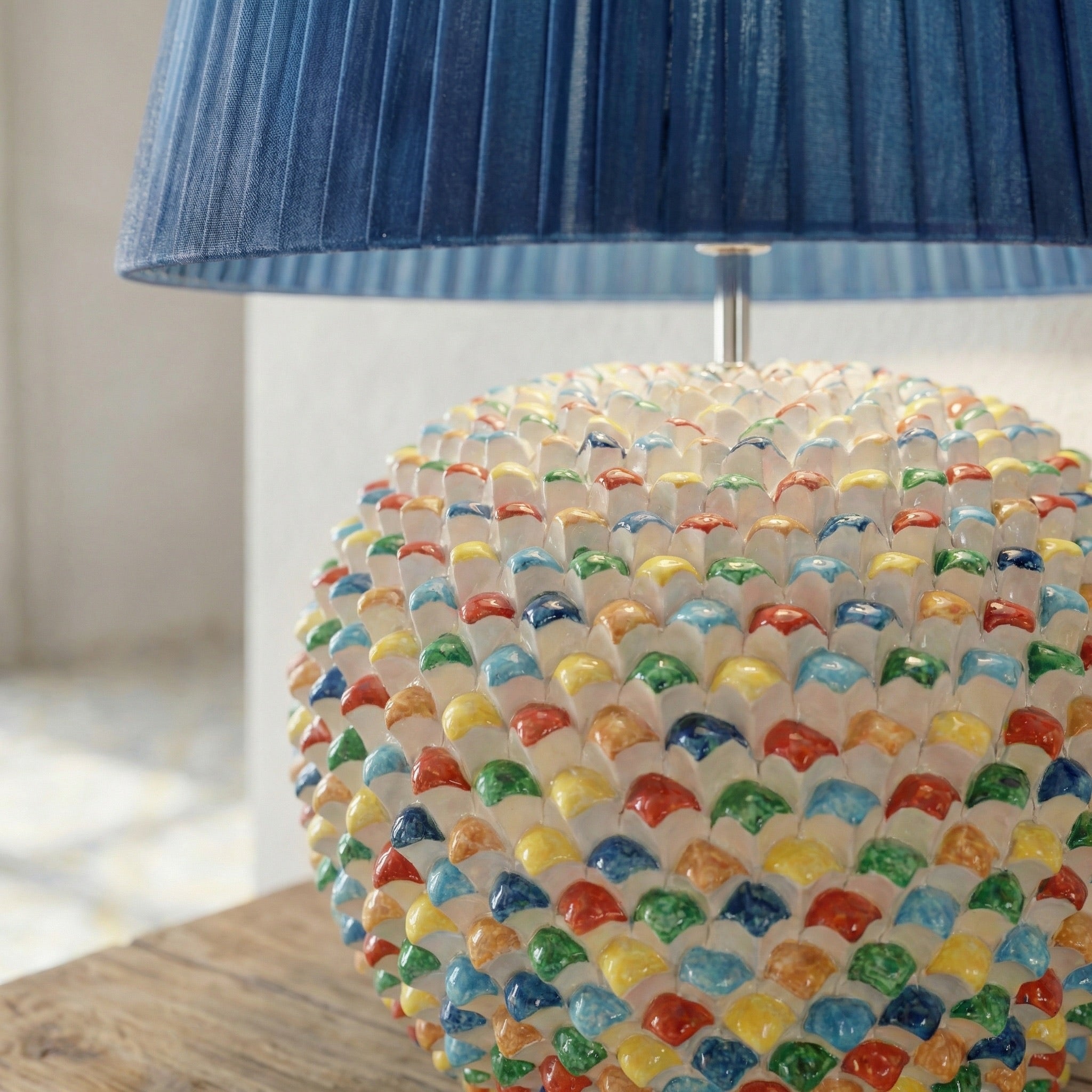 Lume palla a pigna moderno h 30 cm, h 60 con paralume in ceramica artistica di Caltagirone