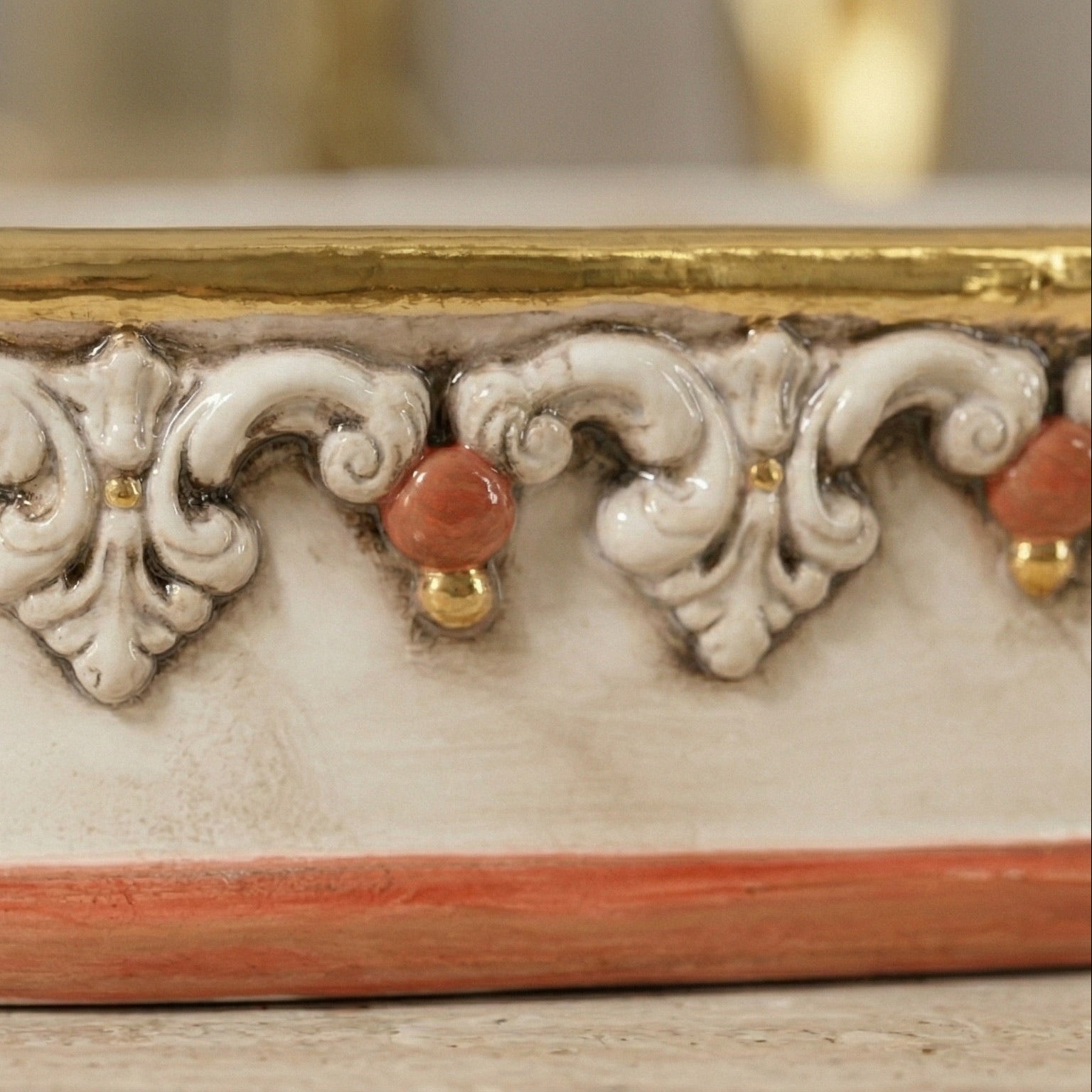 Cassetta Ovale in Ceramica di Caltagirone 35×8 cm — Plastico Sofia, Madreperla Antichizzato Oro