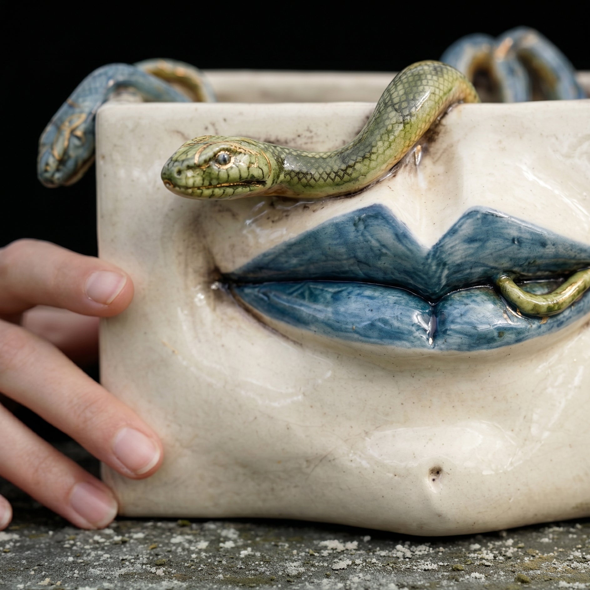 Scatola Medusa in Ceramica di Caltagirone — Labbra Blu e Serpenti Applicati, Madreperla Antichizzato