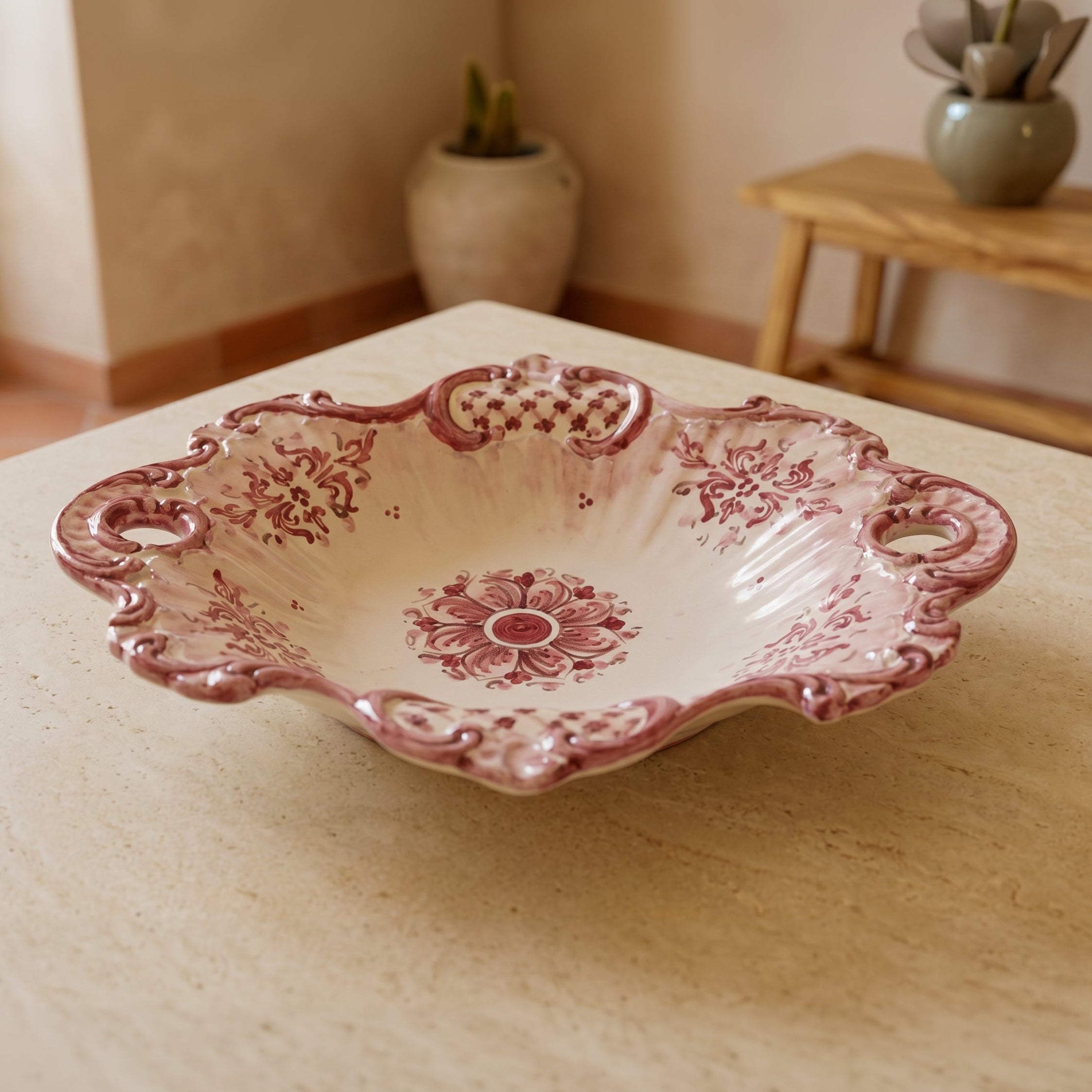Centrotavola Barocco in Ceramica di Caltagirone 38×33 cm — Mono Bordeaux, Serie d'Arte