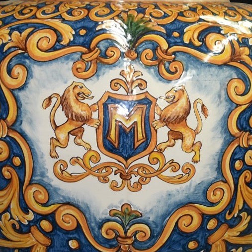 Anfora h 90 c/stemma nobiliare ornato fondo blu in serie limitata