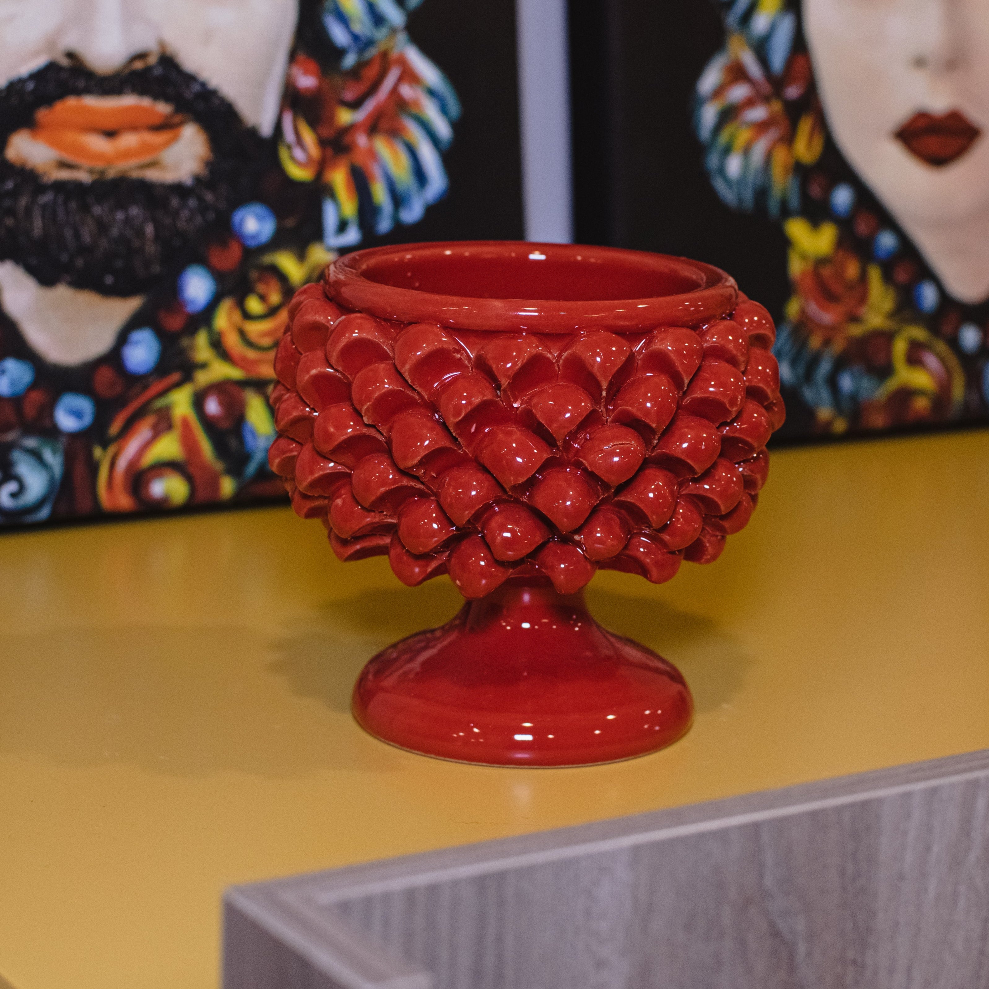 Vaso mezza pigna rosso fuoco in ceramica di Caltagirone