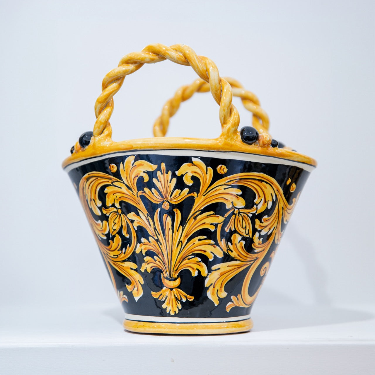 Coffa h 25 Ornato Fondo Nero in ceramica di Caltagirone